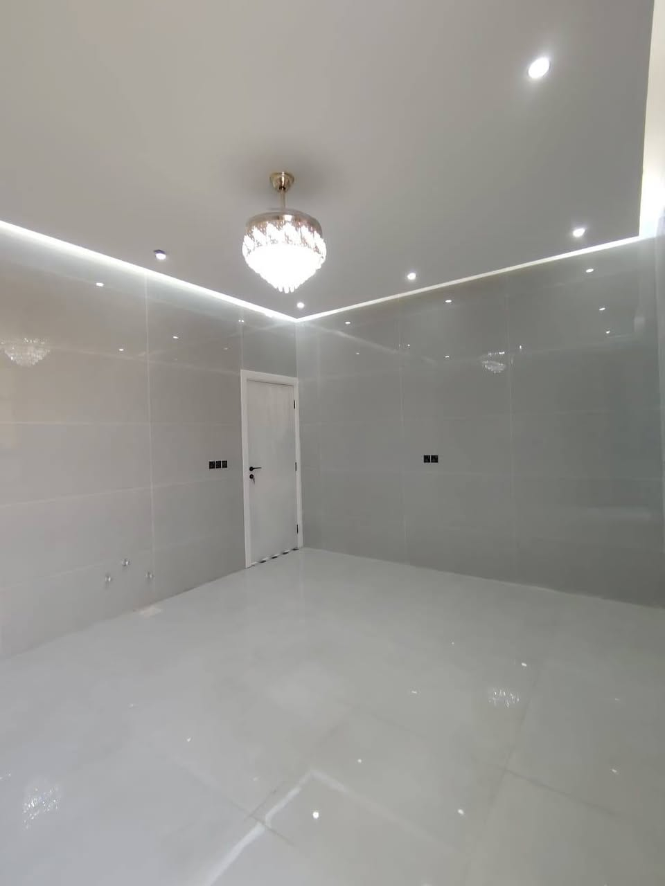 #اسعد #الله اوقاتكم بكل خير احبتي🫶🏻
*********** ☎️
#جبنالكم #فله #طابقين✅
 بمساحه 250 متر✅
نوع العقار طابو صرف عرصه✅
تحويل بأسم المشتري مباشر✅
#يحتوي #الطابق #الأرضي✅
على غرف منام عدد3 ماستر
+ديوان+كبير+مطبخ+صاله كبيره
+صحيات داخليه كبيره+منور عدد 2
+كراج🚘 +حديقه🌹🌲🍀🌺🌴🌹
+صحيات خارجيه
#الطابق #الثاني #يحتوي
على غرف منام عدد3 ماستر
+صاله كبيره +صحيات كبير
+صطح سيراميك +مسقفات كي سبان
عن الرطوبه وحرارة الصيف الدار
جدآ متعوب عليه مال جناي
لحك واشتري قبل لاينباع
العنوان البصرة ابي الخصيب
 غرب المحكمة الجديدة 
#السعر #المطلوب
 260مليون قابل للتفاوض
مع توفر كافة الخدمات
 #شارع 15مترتبليط بلباب انارة💡ماء كهرباء مجاري
فارق جاهزة للسكن 
      ***********
نستقبل كافة العروض العقاريه✍️
