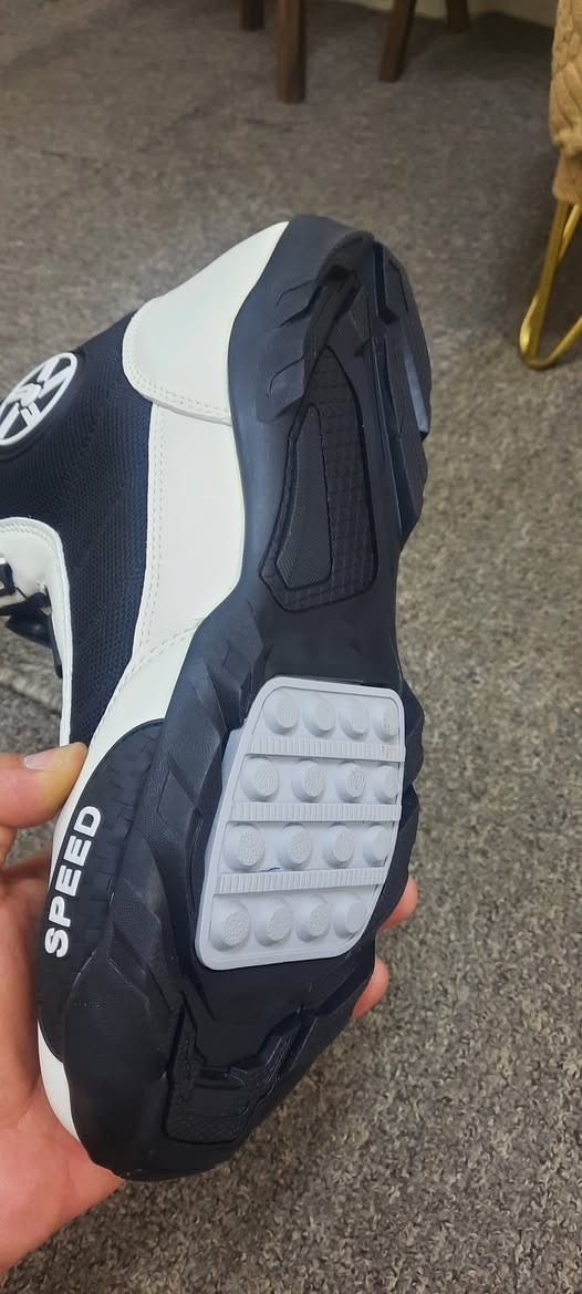 السلام عليكم اخوتي من رخصة صاحب الكروب
يتوفر عندي هذا حذاء دراجة نارية من طراز "Speed"، مصنوع من جلد الألياف الدقيقة والـ PVC والـ PU والمطاط والقماش الشبكي، ويتميز بنظام ربط S-lock/SLS سريع وآمن. 
قياسه ٤٣
السعر ٣٥ مع التوصيل
*********** واتساب
