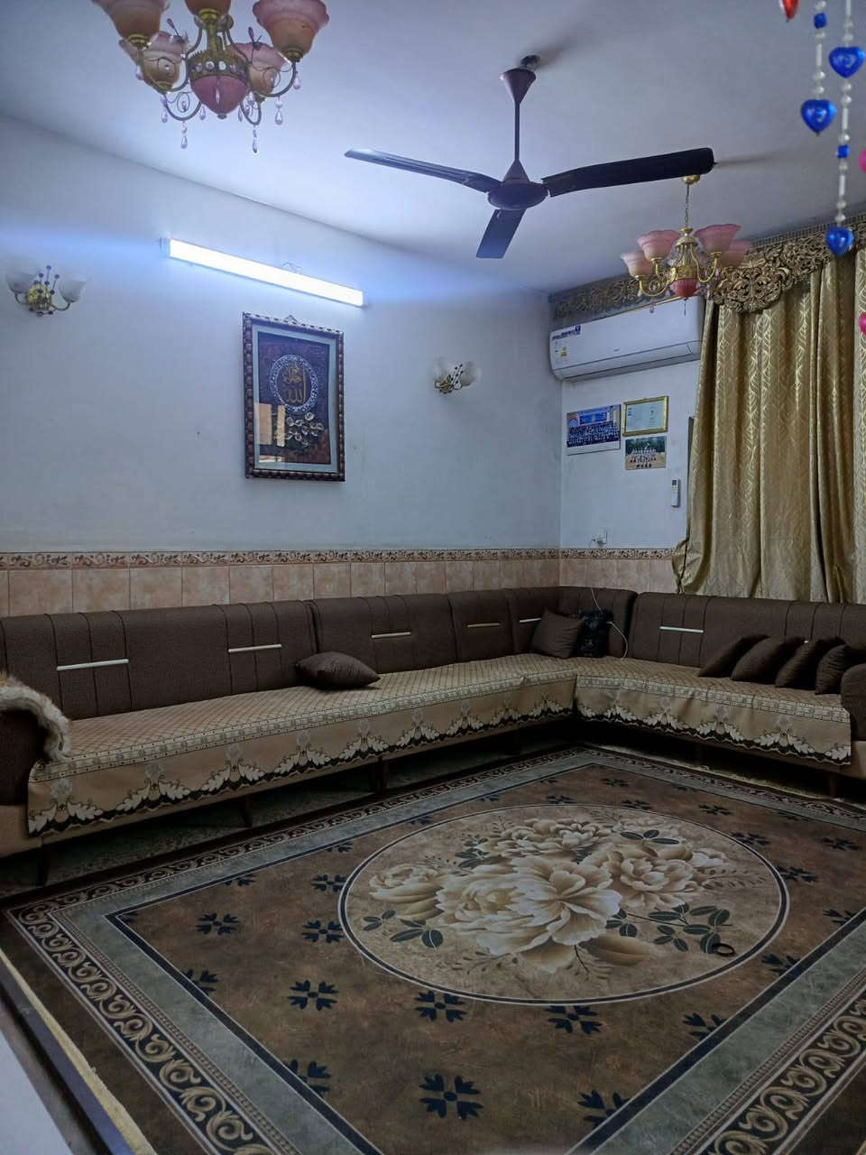 للبيع بيت مساحة وموقع 
موقعه على شارع الغربي قرب شارع حسين كابريتر 
البيت طابق اول كراج استقبال هول غرفه نوم مطبخ منور حمام داخلي وخراجي طابق ثاني صاله كبيرة غرفه حمام سطحين 
الواجهة 7 ونص النزال 13ونص كما موضح لكم في الصور مراجعة شركة الجبل للمقاولات العامة بيع وشراء القطع الاراضي والبيوت في بغداد  للاستفسار ***********
