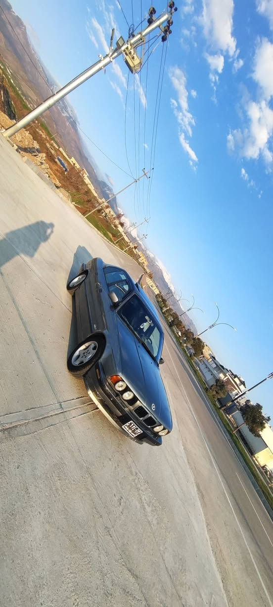 لەسەر ئیزنی ئەدمین 
ئەم bmw  بۆ فرۆشتن  مۆدێل 1994 ئاڕم هەولێرە  ئاڕم و خڕامەی بەشەرت بیلاد  S کوشن هیتەرو کوشن سیاحیە  تڕاکشن و تحدید سورحە گێر ئۆتۆ ماتیک  قەپات مواسەفاتە تەنها دوو جامی دواوەی حادیە نرخی 42 مەحامەلە  شوێن قەڵادزێ 
ڕەقەم ***********
*********** 
ڤایبەرو وەتس ئەپ لەسەر کۆڕەکەکەیە
