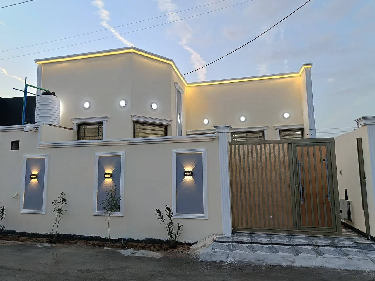 ♦️يعلن مكتب عقارات المسار
***********
عن دار للبيع 🏚️ 
في شط العرب باب االهوى  يبعد عن الشارع الدوالي 300 
♦️المساحة 200
♦️بناء درجة أولى بلوك 
♦️يحتوي البيت ع 3 غرف نوم+ صاله +مطبخ + دوانيه + حمامات داخليه وخارجيه+ 

♦️السعر 120 وبي مجال 
للاستفسار اكثر اتصل  
***********
نستقبل عروضكم دور سكينه وقطع اراضي في شط العرب فقط
