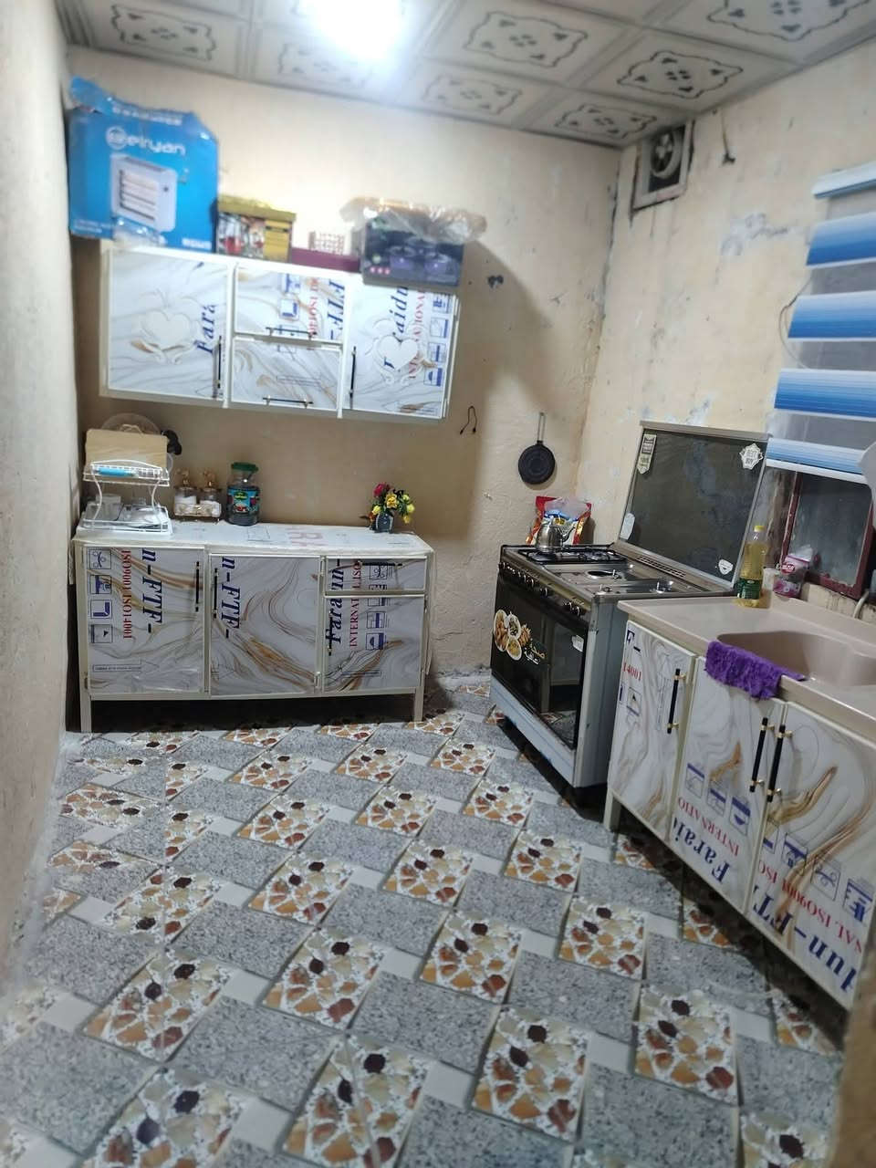 سلام عليكم بيت للبيع طابو زراعي سند 25مساحه 185متر يتكون من غرفت نوم وصاله ومطبخ وصحيات وطارمه وبيت ركن مكان مسيب طريق ابو جاسم حي الشهداء التواصل ***********السعر 81وبي مجال
