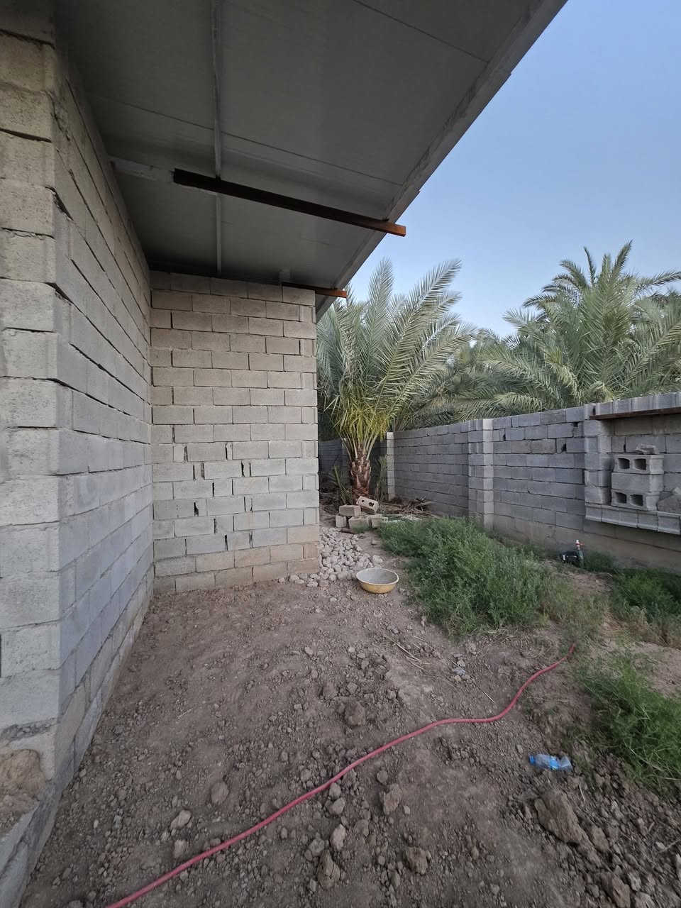 السلام عليكم 
هيكل طابو زراعي  بمساحة 336 متر مربع الوجه 16 متر والنزال 21 متر يتكون من استقبال ومطبخ وصالة وغرفتين نوم يتوفر جميع الخدمات من ماء اساله وكهرباء وتبلط وبسعر جدا مناسب 42 مليون وقابل اللتفاوض العنوان ناحية كنعان حي الزهراء اللتفاصي اكثر الاتصال ع الارقام التالية 
***********
***********
