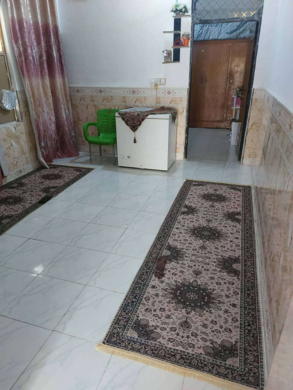 حي الوفاء
المساحه ٢٠٠ متر 
الدار على ساحه وشارع ١٥ 
الدار طابقين بناء عگادة 
بيه اربع غرف 
***********
