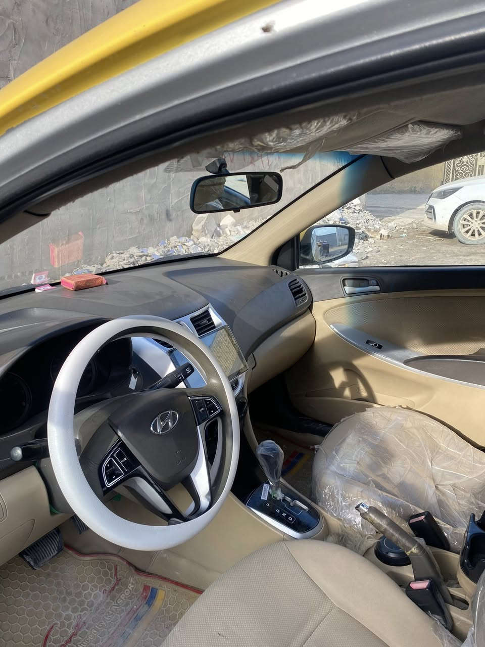 سلام عليكم اكسنت موديل 2013 بيه جاملغ وبنيد والباقي كفاله لونه الأصلي رصاصي خليجي السياره كلش حلوه ومرتبه احلى من الصور مكينه كير حداده تبريد تخم تاير كهربائيات كله جاهز تحويل ثاني يوم مكاني بصره سعر 75 مستعجل عله بيعته رقم الهاتف ***********
