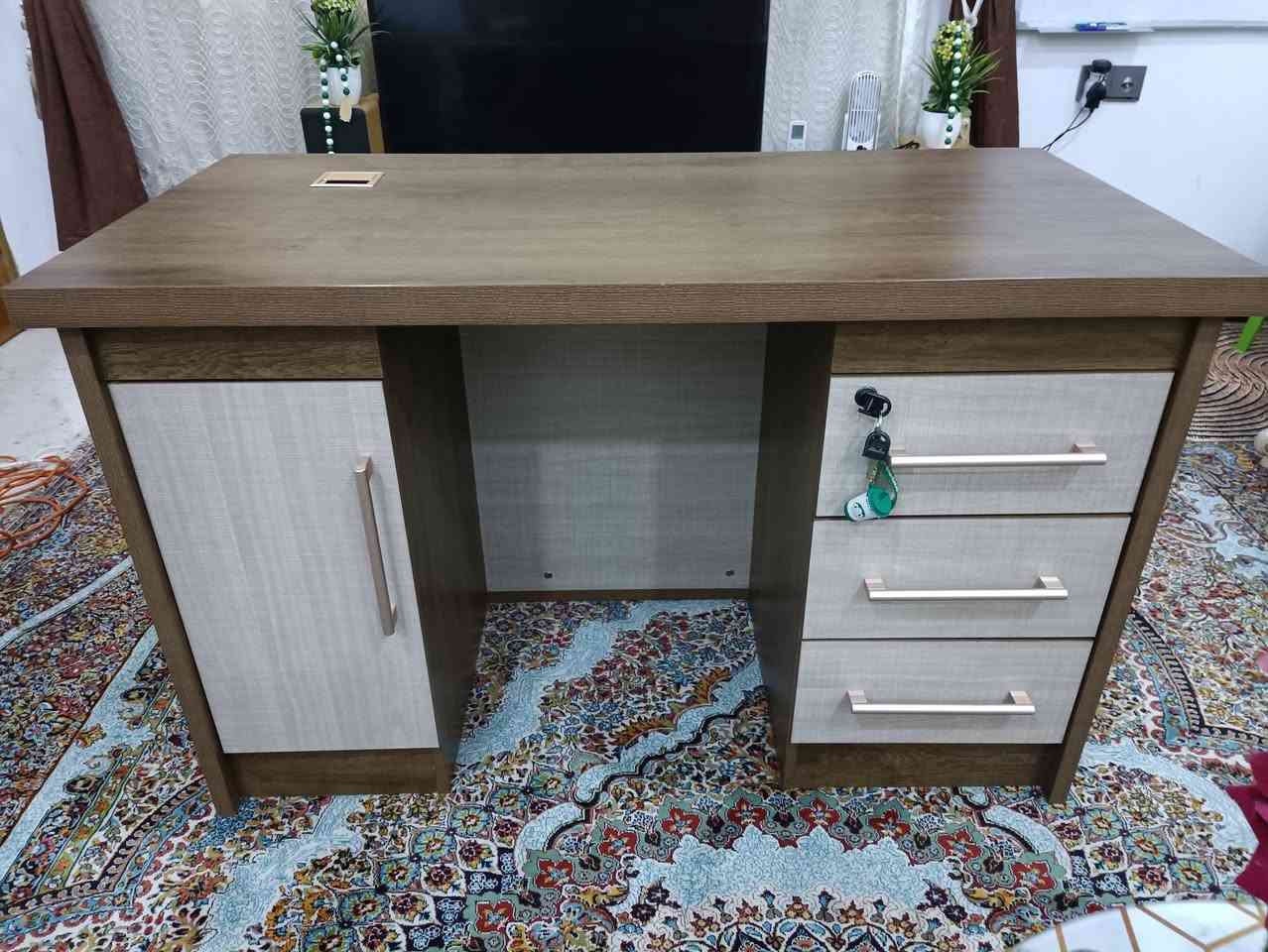 ميز مكتب مستعمل
نضيف جدا جدا استعمال دراسة فقط لمدة شهرين 
المكان الناصرية داخل المدينة 
توصيل ما عندي 
الرقم للأتصال او  واتساب فقط 
***********
