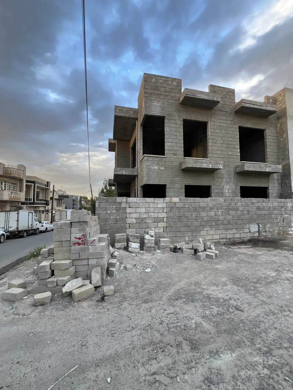 🛑عروض مكتب (العلاف)) لتجارة العقارات 🌟
🏠هيكل للبيع مساحة 121 متر ركن الواجهة 11 متر 
🛑طابقين بناء حديث فول مواصفات (Zero ) 💥

🔴بناء درجة اولى فول  مواصفات 🚸

1️⃣الطابق الاول : غرفة نومً  + هول + استقبال + مطبخ كراج + حديقة 🌳+ نافورة ⛲️ + صحيات 🚾

2️⃣الطابق الثاني : اربعةً غرفةً نوم  + هول + بلكونة 

صحيات 🚾

📄سند سكني ملك صرف / شرط القرآر التمليك والتحويل 

❌لانتعامل برفع سعر العقار عن سعرة الآصلي نجمع البايع بالمشتري مباشرتأ _ لا نوقف البيعة بخلاف عن الدالية 
🛑موقع مميز جدا 💥

🌍الموقع / حي البلديات قرب (( سايدين سانكو مول )) 🏤

🛑يقع على شارع 12 متر تبليط 💥

للاستفسار 

⏮️مراجعة مكتب العلاف لتجارة العقارات 🌟

أو الاتصال 

☎️ أسيا ***********

أو

 ☎️ كورك ***********

⏪️مع العلاف للعقار استثمارك في آمان ⭐️

🌐عنوان المكتب / الموصل _ حي الزراعي قرب جسر السويس 🔥

📌نستقبل عقاراتكم وطلباتكم العقارية .
