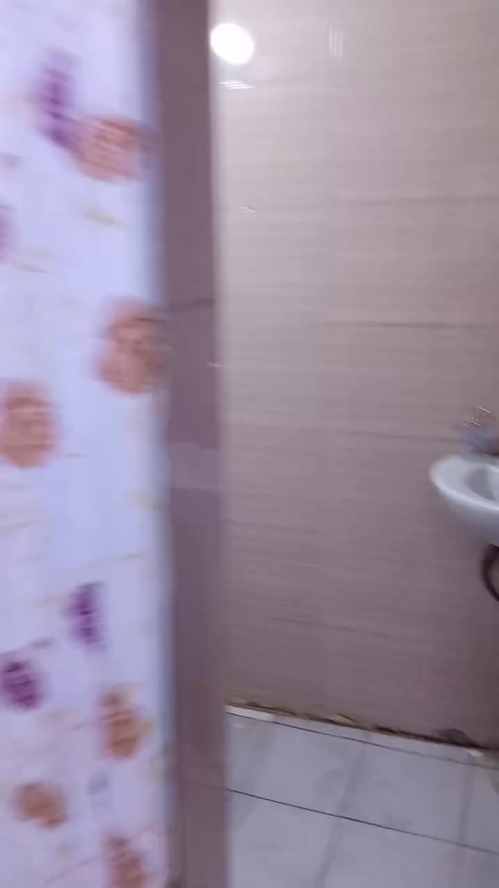 بيت للبيع مساحه 125 متر طابقين ونص 5 غرف نوم مطبخ وصاله واستقبال وكراج العنوان حي السفير خلف اسواق ابو عراق 
للاستفسار ***********

