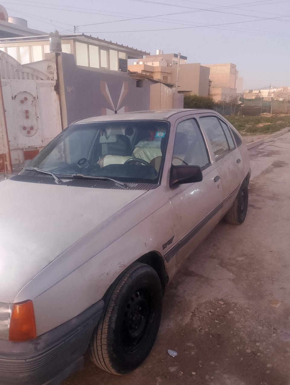 اوبل كاديت 1991 محرك 16 كابون بانزين بيها طخم تايرات جديد سعر 25 رقم الهاتف ***********
