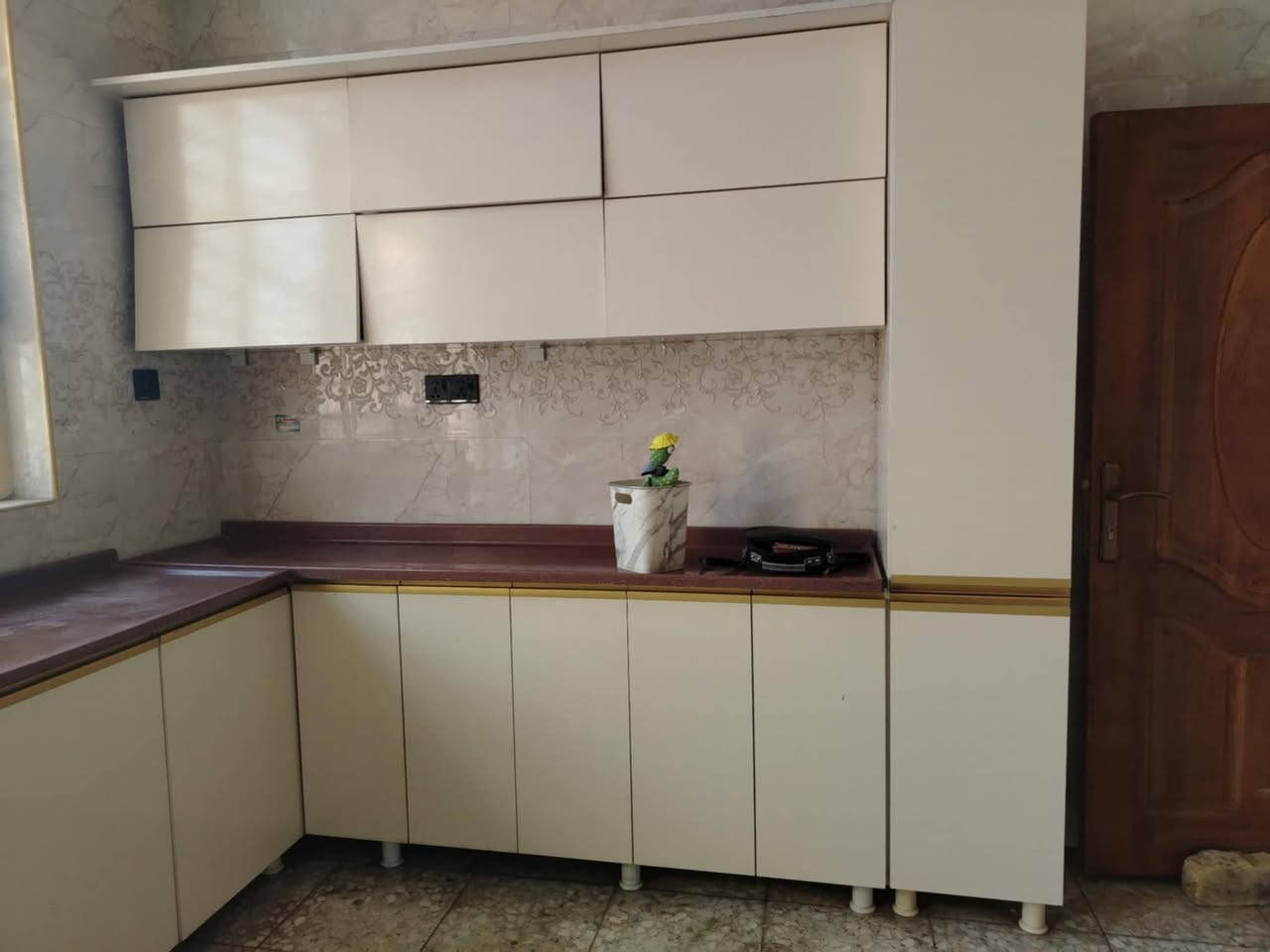 كاونتر للبيع نظيف جدا صارله 9 اشهر فقط للاستفسار مراسله الصفحه او الاتصال على الرقم ***********
