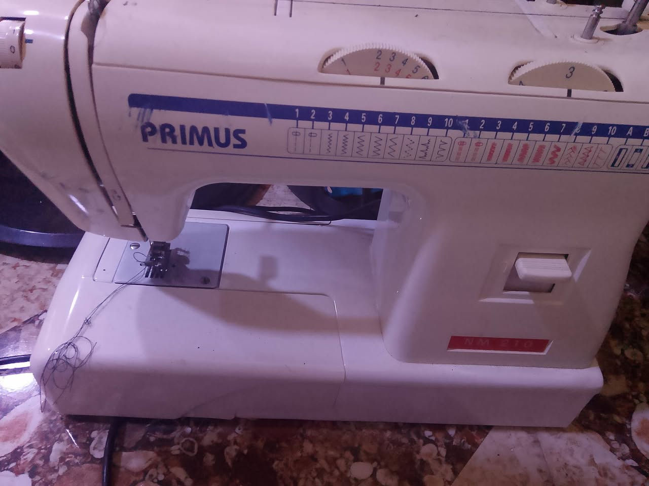 مكينة خياطة نظيفة جدا
3 نقشات تخيط 

60 الف قفل 

روناكي ***********
