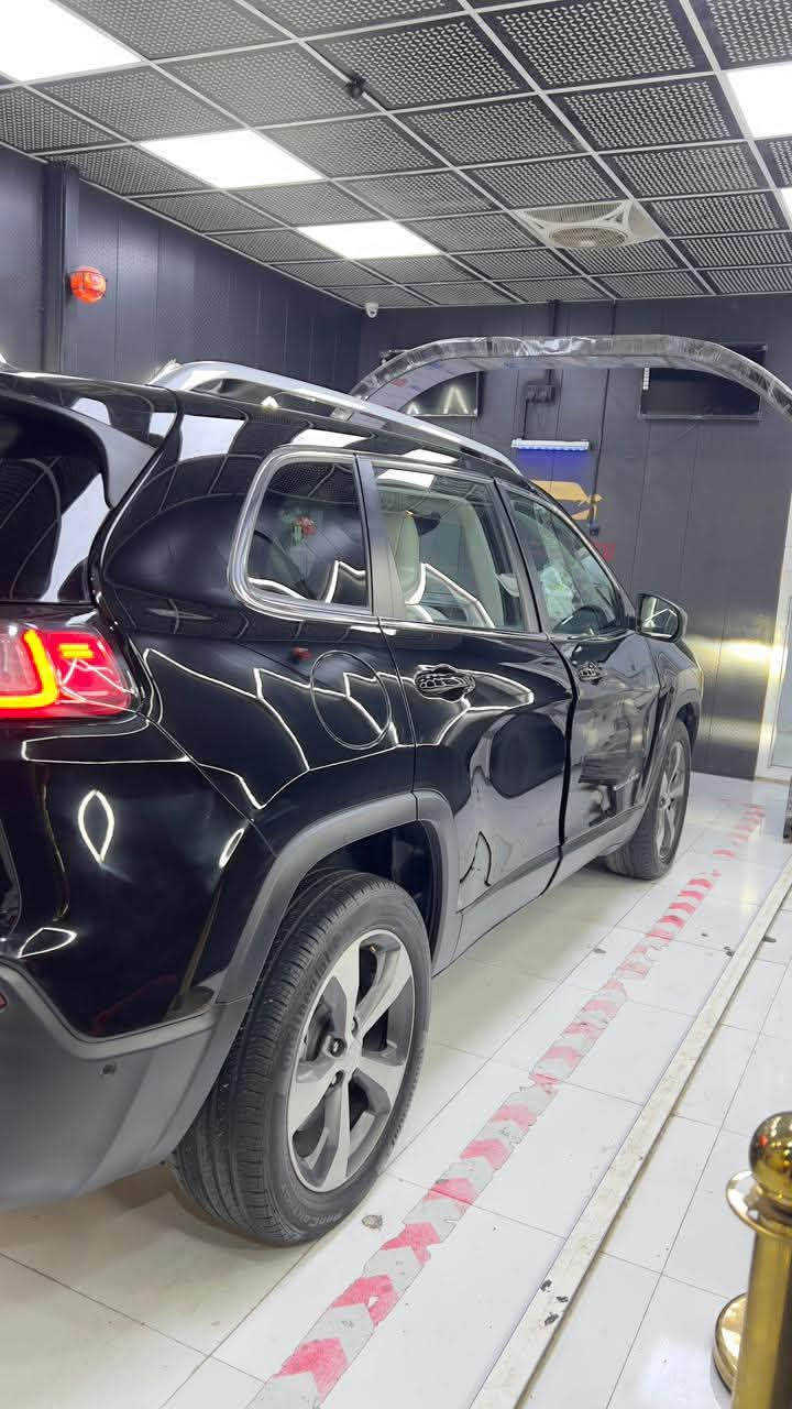 ‏Jeep بزون 2021 
محرك V6 

مواصفات لمتدد فول 

فووول مواصفات لمتدد
محرك V6 3.3 المرغوب 
بانوراما 
- رادار امامي 
- ⁠رادار جانبي 
- ⁠حساسات 360 درجة 
- ⁠دبل فتحة سقف سلايد روف 
- ⁠جنطة كهرباء 
- ⁠مانع اسطدام 
- ⁠داتا شو 
- ⁠لايت LED
- ⁠كشنات كهرباء جلد 
- ⁠كشنات تدفئة تبريد 
- ⁠كشنات خزن مموري 
- ⁠هيتر ستيرن 
- ⁠هيتر مري 
- ⁠شاحن لاسلكي 
- كار بلي 
- ⁠اوتو هولد 
- ⁠تبريد قطعتين امامي خلفي
سيارة جاهزه ومابيها كل نقص 

حادثها بسيطه  فقط ب امريكا موضح بالصوره مع باب عكس سايق  تبديل 

اني مرقمها بيدي رقم اربيل رقم جديد 

ماشيه 60mil

تايرات صدر جديد قبل شهر مبدل كامل 
ميحتاجله مصرف 
مكاني بغداد شارع فلسطين 
للأتصال ***********

السعر 144$
