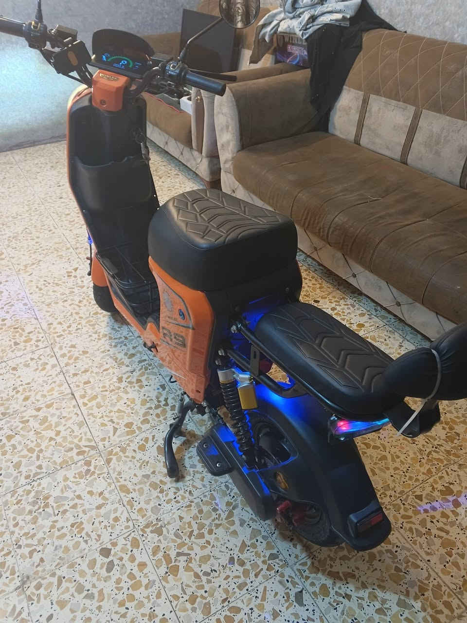 السلام عليكم دراجه شحنR9للبيع مستعمله شهرين بطارياتها 32امبير مع كامل مستلزمات سويجن و بصمتين وكارت وسله السعر500وبي مجال

***********للتواصل!
