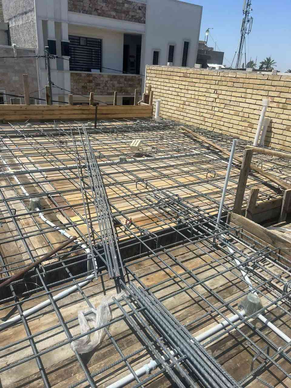 عرض بسعر ٤٥٠ الف للمتر فقط
بناء دار كامل وتسليم مفتاح وبمواصفات درجة اولى وجميع المواد مفحوصة وتصاميم وخرائط حديثة مجاناً من قبل
 الشركة... 

اولاً الاساس 

1- تنضيف الارض جيداً من الاوساخ والانقاض 
2- فرش الجلمود و السبيس المفحوص بارتفاع ٤٠ سم وحدله مع الرش بحادلة 20 طن
3- فرش الارض باكملها بنايلون زراعي سميك  
4- تاسيس الحصيرة الاولى والجسور حسب تصميم الخارطة بالشيش الاوكراني ورفعها عن الارض ( سبينسر)
5- تاسيس المجاري نوع الامل الشريف وناطق الجبوري ٤ انج مع عمل قالب ثابت للمنهولات واغلاقه حتى نهاية العمل وتسليط الانابيب بطرق هندسية 
6- تسليح الارض بشبكة ثانية من الشيش ff  12 و 16 حسب عدد الطوابق والتصميم الانشائي 
6- صب الارضية ( رفت) صب مركزي c35 بارتفاع لايقل عن ٤٠ سم  مع رش الكلوريدين قبل الصب مع عمل منظومة معالجة الارضة والحشرات

 ثانيا الهيكل 

1- صب بتلو ٢٠  سم من الاسمنت المقاوم 
2- بناء الدار بارتفاع ٣.٢٠للطابق الارضي و٣.١٠ للطابق الاول وبطابوق جمهوري( البيان - ابو الجص - العنكوش)  خالي من الاملاح مع تثبيت انابيب المرازيب والسبالت والستلايت والانترنت مع البناء 
3-عمل قالب الطابق الارضي وعمل رباط سقف للطابق الارضي ٤٠ سم والطابق الاول والبيتونه ٤٠ سم فوق الابواب والشبابيك
4- تثبيت انابيب الكهرباء بالسقف 
5- تسليح بشيش ff  بابعاد ١٥ سم وعمل جسور مخفية في المساحات الكبيرة 
6- صب السقف صب مركزي c35 أجهزة رطبة حديثه ٢٠١٩ 
7 - بناء الطابق الاول  بنفس المواصفات والمواد المذكورة سابقاً مع البيتونة وعمل مرد ماء مسلح  ٢٠×٢٠ للسطح 

الكهرباء والماء والاشتايكر 

1- يتم تاسيس انابيب الماء للدار ٣ خطوط ppr الماني مسلح وتسليك اكثر من خط للنازل مع تاسيس انابيب التقطير للسبالت وتثبيت خلاطات كروهي دفن ٣ خطوط  للدار بالكامل ( الدوش والغربي  ) 
2- يتم تشطيب الخلاطات والصحيات تركي درجه اولى 
3- يتم تاسيس الكهرباء انابيب اردني ( وسلك وسعودي )  وتشطيبها بفتنك اماراتي الوان درجه اولى 
4- لبخ جدران السطح ونثرها  وثم تطبيك السطح بمادة الاشتايكر مع وضع عوازل من قبل شركه مختصة بهذا المجال 

الابواب والشبابيك والمحجرات 

1- يتم وضع فريم حديد مع الكتائب وثم تركيب شبابيك المنيوم  والالوان  حسب رغبة صاحب الدار
2- يتم تركيب الابواب القاصه للصاله وابوب تركي  للداخل وابواب (pvs  -   المنيوم ) للخدمات والمناور حسب الرغبة من قبل صاحب الدار
 3- يتم تركيب محجرات المنيوم تركي ٤ خطوط شخاطه  

السيراميك والبياض والارضية

1- يتم اجلاء جدران المطبخ والخدمات بالسيراميك االاسباني  والمناور للاستفسار الاتصال على الرقم ***********📱***********
