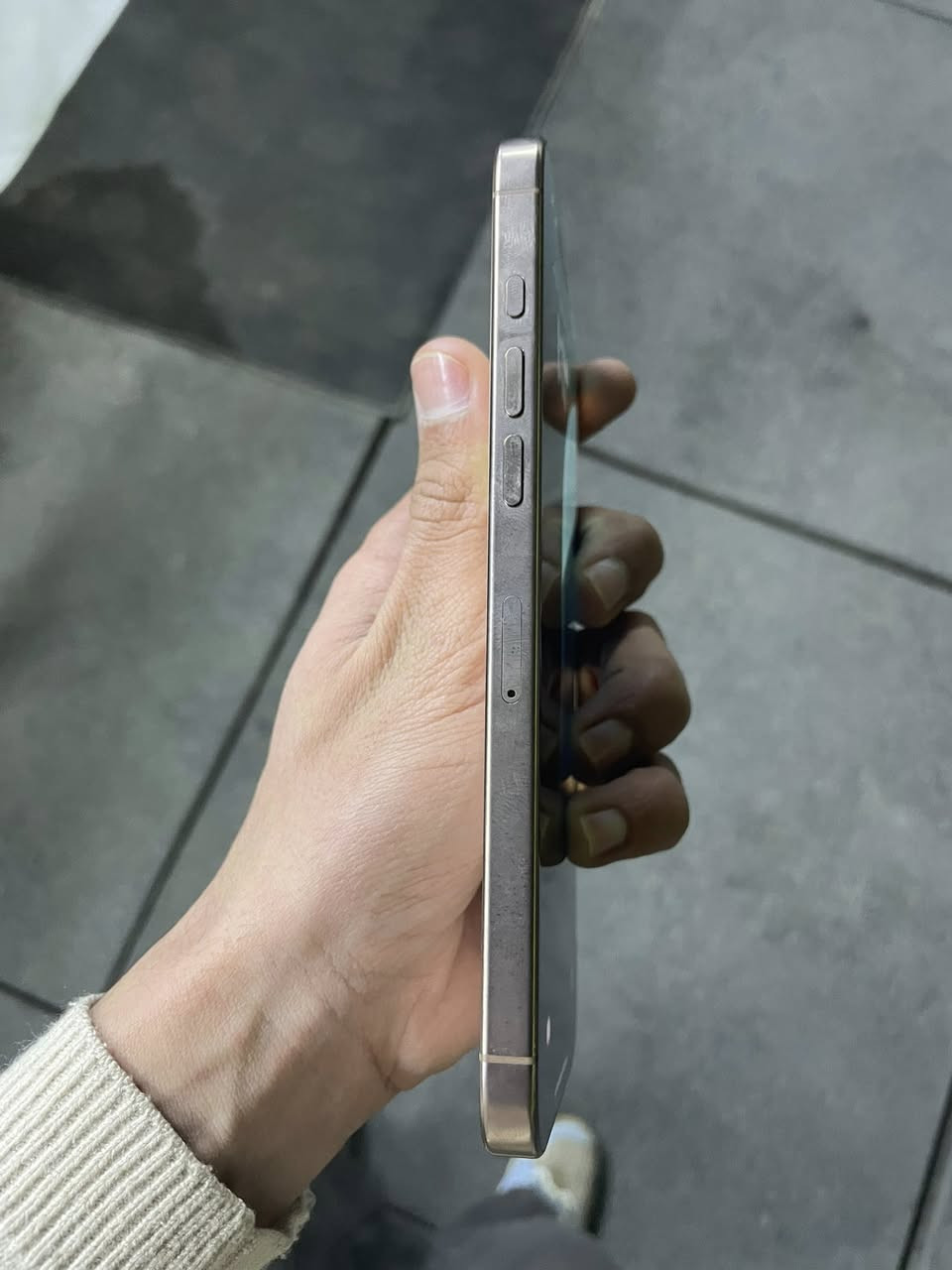 السلام عليكم 
ايفون 16برو ماكس ❤️
ذاكرة 256🔥
بطارية 89🔋
دورات شحن 509🔌
جهاز نضيف ومكفول 🔥
نضافة 100💯
سعر1300وبي  مجال للشراي 💵
مكاني بغداد حي اور 📍
***********📱
خاص مفتوح 🔓
