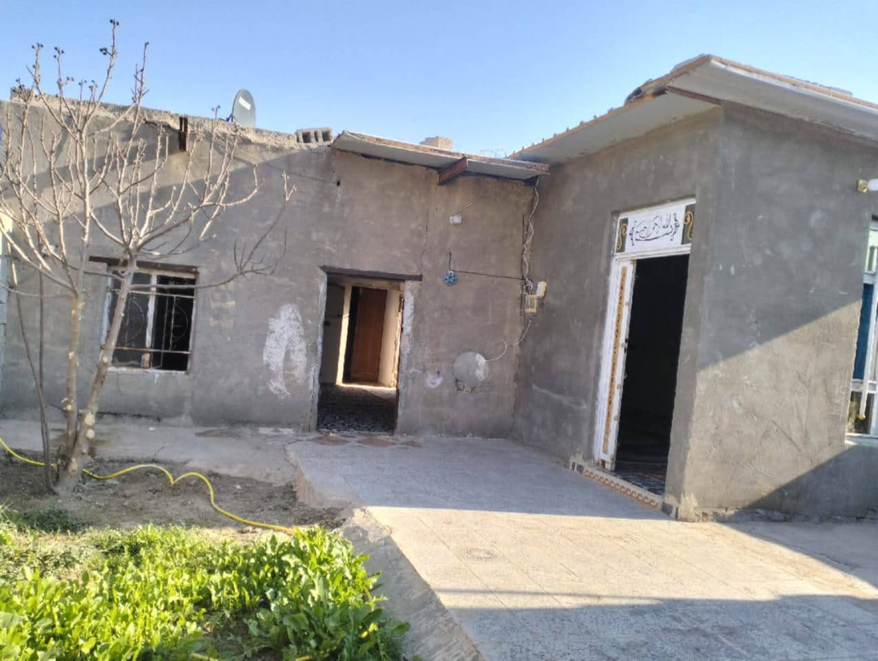 ياالله يوجد بيت زراعي للبيع حي المتنبي مقابل مدرسة الخيرات يبعد عن الشارع العام مأتة  متر المساحه مئتين متر السعر يرجى الاتصال على *********** ***********
