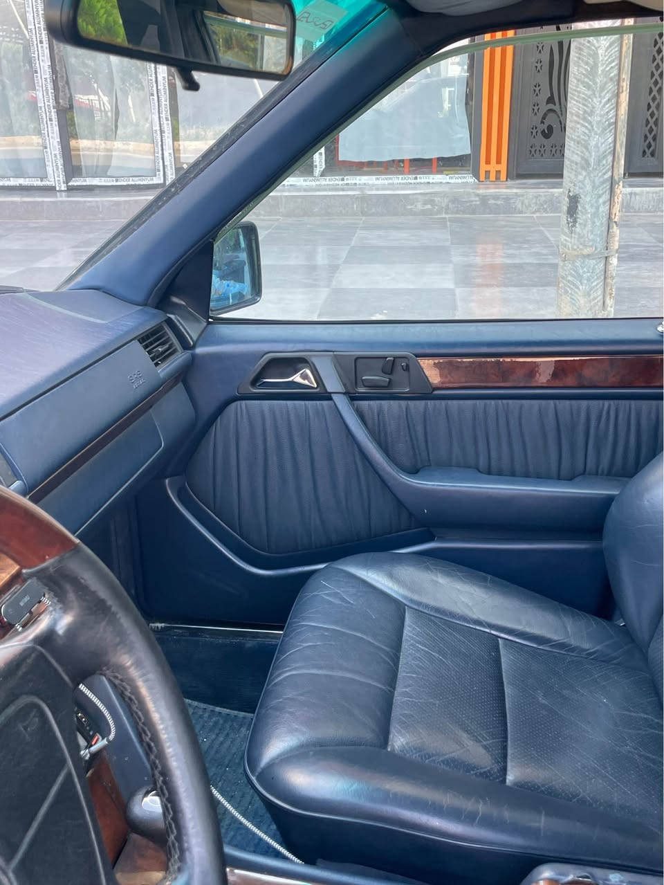 سلام عليكم       سعر 83  
مارسيدس دب للبيع. لون نيلي  
محرك خراطيم 6 سلندر 
تبريد  تدفيه 
حداديه كلو بشرط 
رقم دهوك بسمي هزه سنويه كلو جديد 
رقم انكليزي جديد 
تايرات جديد 
داخل جلد بل باكيت  
كشن كهرباي 
جام 4 كهرباي 
مرات كهرباي 
ساره عام بخ جماليه 
موديل 89 محدث 95 بل كامل 
سياره كلشي بشرط  
عنوان زاخو *********** 
عندك شي  للمراوسه. خلي بل تعليق سياره 
سعرها 83 ومجال قليل جدا. فقط حك جيتك زاخو, دهوك
