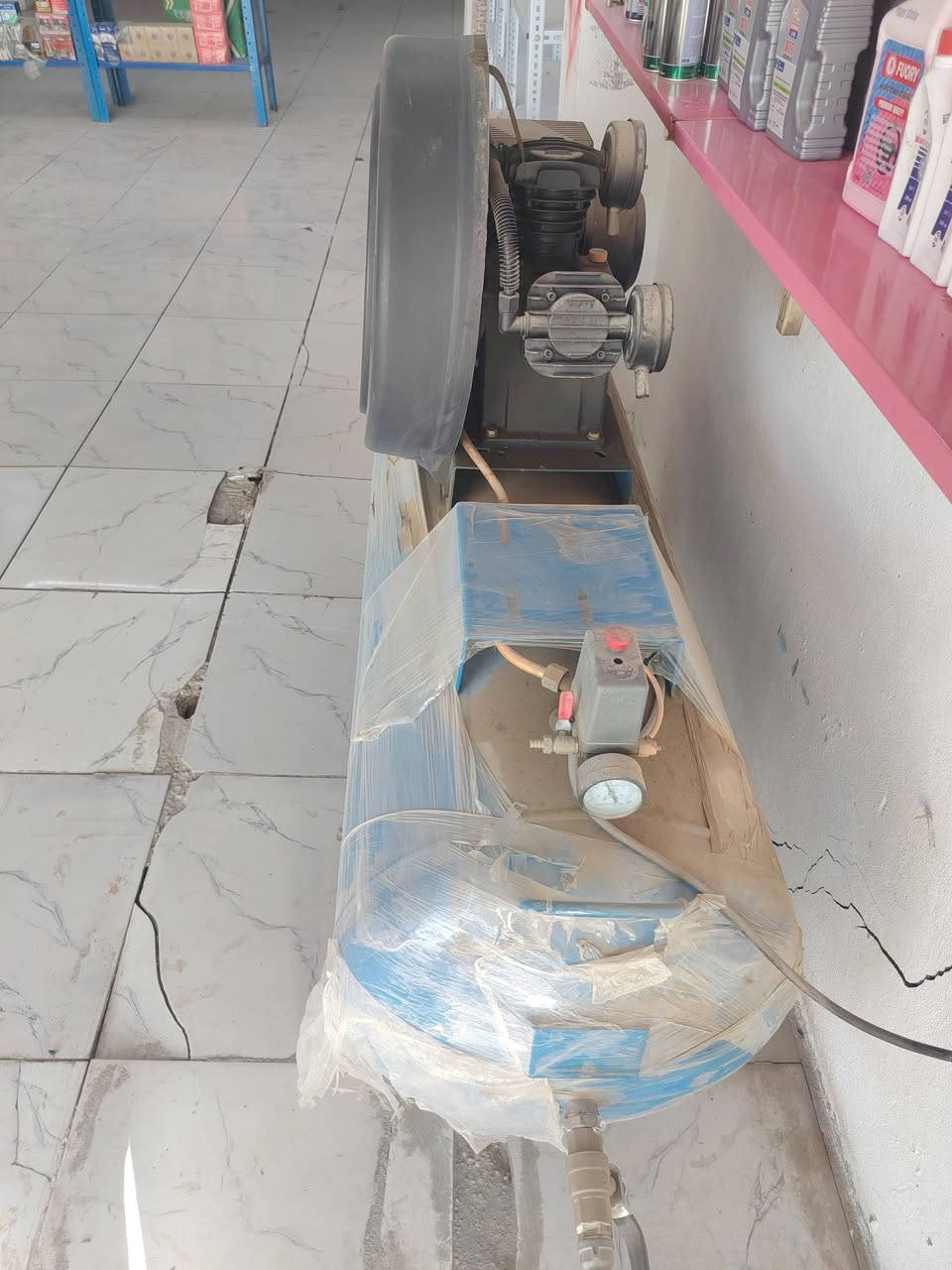 سلام عليكم للبيع كمبريسر 350 لتر جديد مكاني نجف حي العسكري شارع السبيس السعر 650.      ***********
