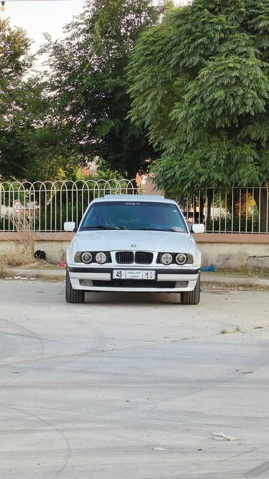 BMW e34 1995 - 520i 
بیلاد گێر عادی مەکینە کەپس بووغاری هیچ نییە
بـــۆفرۆشتن 
کامل بیلاد ماوەتەوە 
تەبرد سارد و گەرم
تەلەفون بیلاد
سیدی بۆکس
دەبڵ ئێرباک 
دەبڵ چەکمەجە
جەگی بیلاد 
چــوار جام کارەبا ئۆتۆ
سلاید
شاشە ئایپاد و کامیرا 
ئاوێنە گوی بەرخ کارەبا
قـفڵ مەرکەزی 
چوار تایەی لۆک
سەقفی بۆیاخی نییە وەک خۆی ماوەتەوە
کارەبای کامل مەزبوت زۆر پاک ماوەتەوە دەعمی نییە 
ئاڕم پلاستیــک هەولیر بەشەرتی ئاڕم و ئەوەلیات
ڕەقەم پلێتی ئەسڵی 
ڕەقەم تەلەفون *********** حلبجة, السليمانية
