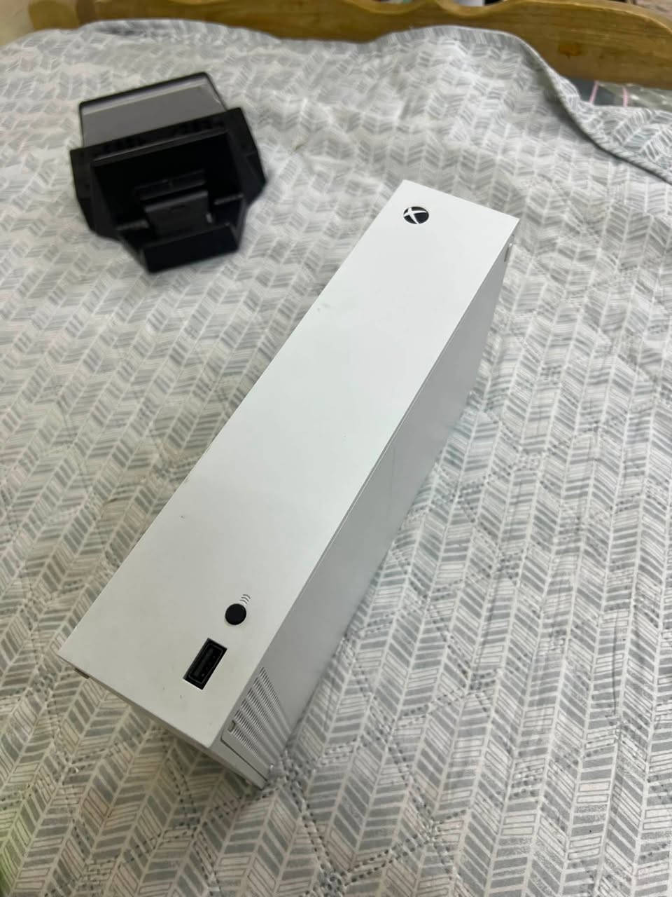 السلام عليكم
Xbox series s 512 G
اصدار 22 نظيف جدا لك استيكر يعني ما مفتوح وما بي اي مشاكل واستخدامه قليل جدا 
وياه جوستكات 2 اصليات ما بيهن اي مشاكل وبيهن لاتري شحن 
وجوستك واحد كيم سير اصلي واير 
وقاعده ومروحه تبريد اصليه وتشحن الجوستكات 
وياه هارد 1 تيرا اصلي 
وياه يوبي اس هم جديد وخوش نوعية 
وياه دركسون شغال وما بيه اي مشاكل وياه كير وكامل 
اخوان الجهاز جدا نظيف ومرتب وما بيه مشاكل 
وابيع كامل جميع الملحقات 
وسعره 600 وبيه مجال بسيط 
وبيه اشتراك كيم باس شهرين 
***********
