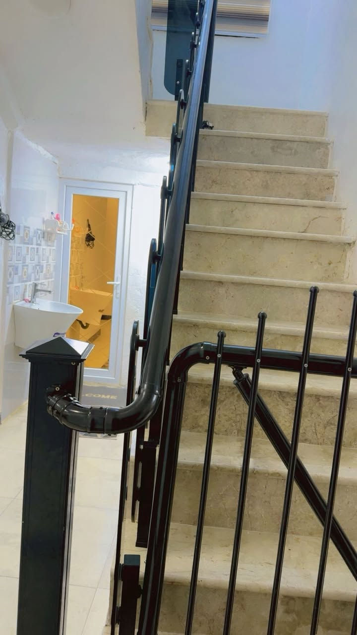 دار للبيع 200متر ركن قرب الشارع العام حي الشهداء  طابق ونص ***********سعر 170 وبيه مجال
