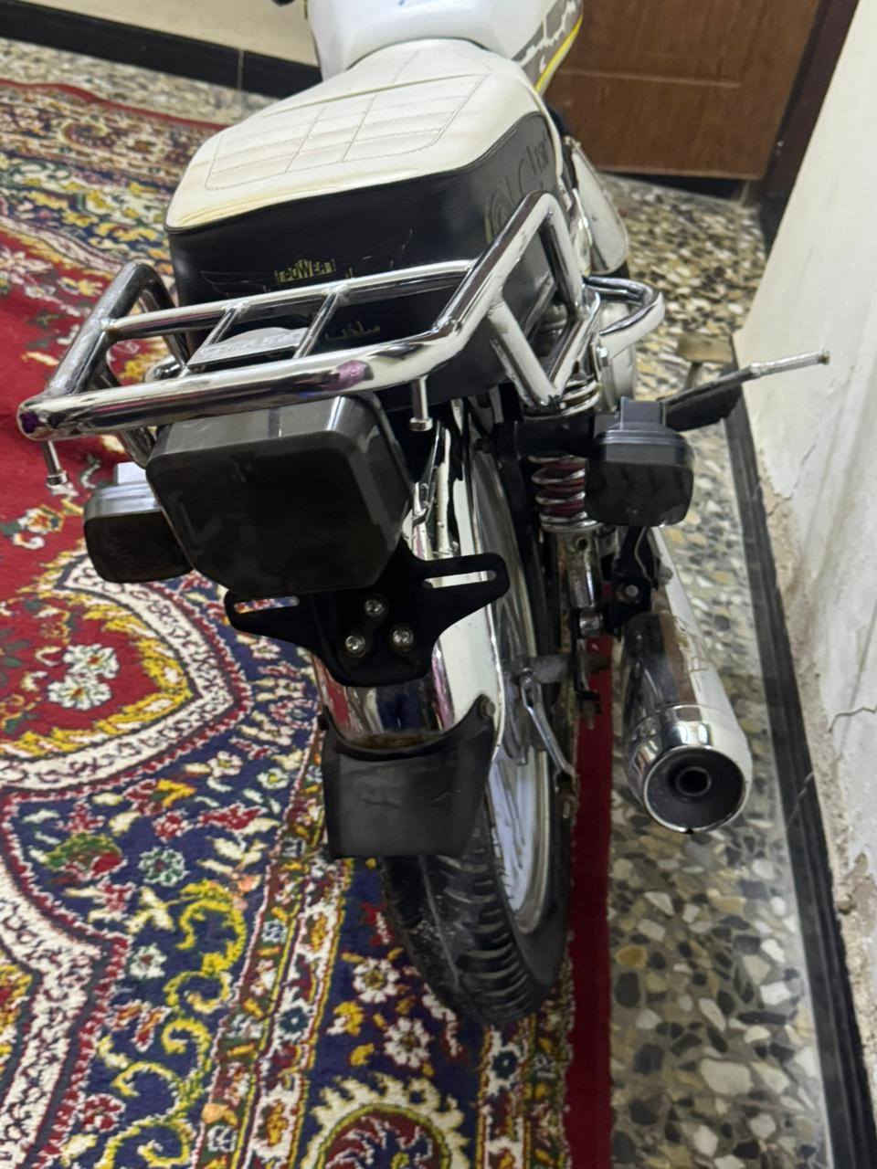 ​🏍️ للبيع: دراجة سيفان (إيراني) موديل 2024
دراجة بنظافة ممتازة (نضافة فول) وشبه جديدة، جاهزة للاستخدام مع كامل أوراقها الثبوتية.

​المواصفات والتفاصيل:

​النوع: سيفان (إيراني الأصل).

​الموديل: 2024.

​الحالة العامة: الدراجة نظيفة جداً ومحركها وشاصيها بحالة ممتازة.

​الأوراق: كاملة ومضمونة.

​الملاحظات (للأمانة):

​الدراجة بيها نواقص بسيطة جداً وما تؤثر على المشي:

​نقص استاند تعليق.

​الإشارات (طافيات).

​تحتاج صينية زنجيل.

​الشاشة الإلكترونية متحركة من مكانها (تحتاج تثبيت فقط).

عدا هذه النقاط، الدراجة ما بيها أي نقص وجاهزة.

​السعر وتفاصيل التواصل:

​السعر: 500 ألف دينار (وبي مجال طيب للشراي).

​الموقع: بغداد - البلديات - تقاطع الكهرباء.

​للتواصل والاستفسار: 📞 ***********
