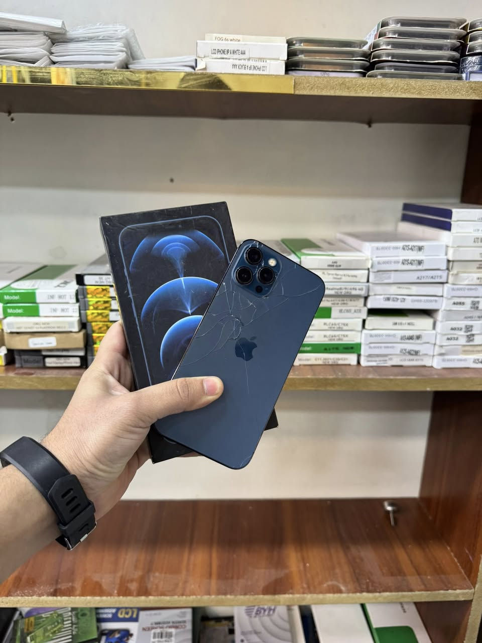 سلاك عليكم
ايفون ١٢ برو ماكس  
ذاكرة ١٢٨ جيجا  
بطارية ٧٦٪  

الجهاز وضع شركة بلادي، لا مفتوح ولا داخل صيانة.  
كله شغال ١٠٠٪ (نت، صوت، اتصال) وما بي أي خلل.  

نظافة الجهاز كلش حلوة، فقط الظهر مفطور.  
باقي الجهاز تمام وعلى الفحص.  

مكفول كفالة عامة  
ضمان يوم كامل للفحص.  

المكان: بغداد – مدينة الصدر  

السعر: ٣٦٠ ألف دينار (نهايته من الآخر)  

الشراي يتصل على الرقم:  
***********
