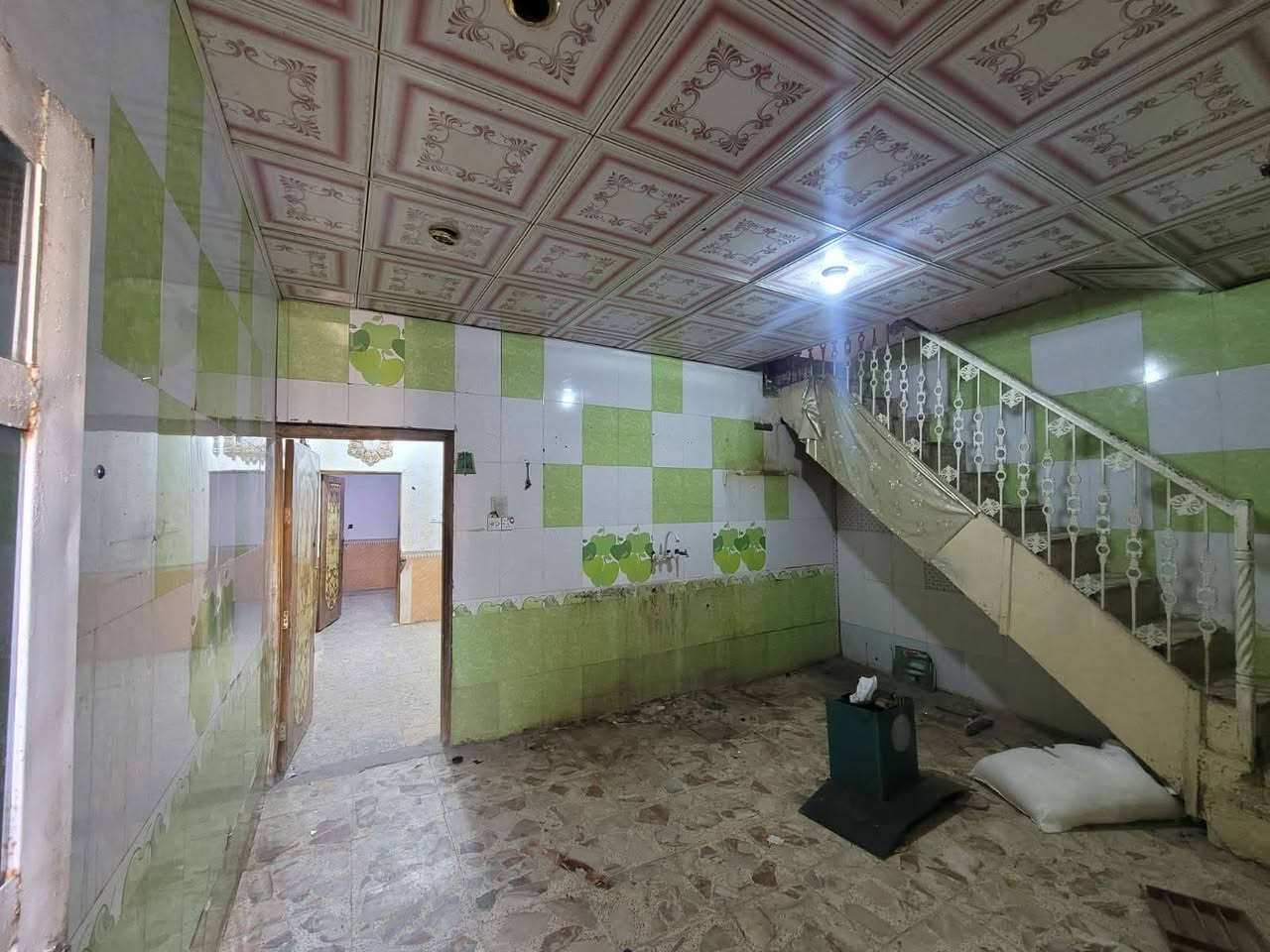 بيت🏠 للايجار 
بشارع المطار القديم يم حسينية ام البنين
صالتين وحده فوك وحده جوه
غرفتين وحده فوك وحده جوه
واستقبال
100م 175الف
***********
