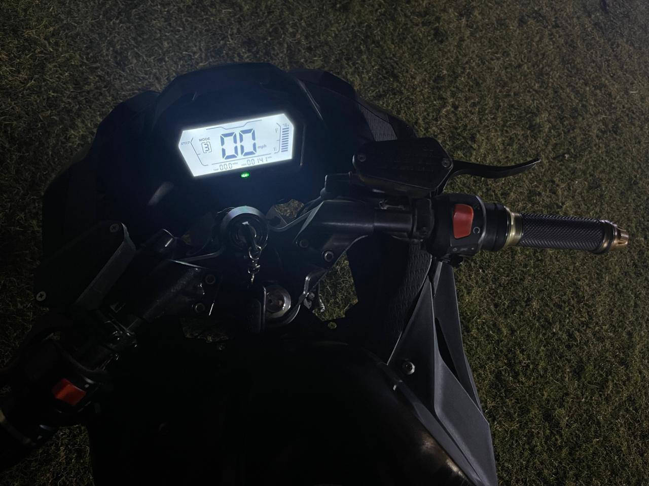 12 بطارية يمشيك مسافة 100 كيلو 
سرعته الحقيقية 75-80 كيلو بالساعة موديل 24 نظام امان تشغيل عن بعد دبل سويج بريك نظام ABS
للاتصال : ***********
