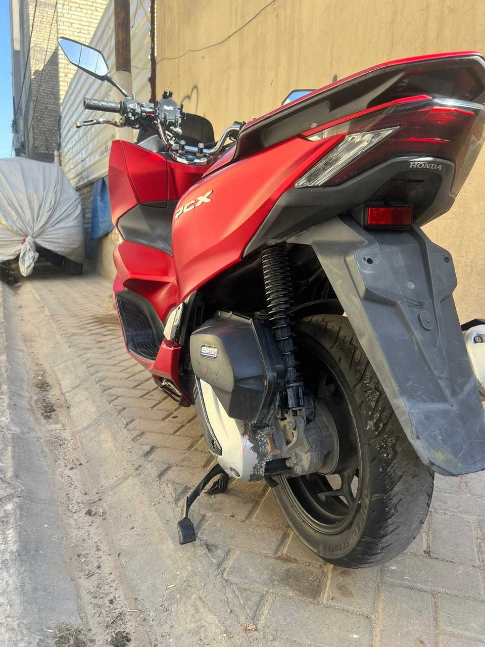 السلام عليكم PCX جيل رابع ماشية 45الف دراجة مال جناي مكفوله كفالة عامة السعر 16ورقة وبيها مجال للشراي  
***********
