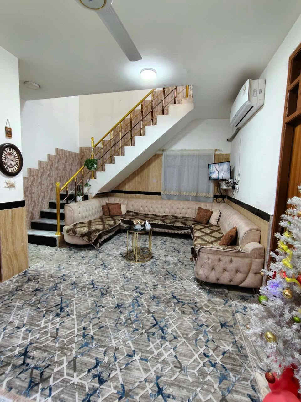 🏡 دار سكن للبيع – موقع مميز في الحلة
📍 الموقع: الحلة – حي الكرامة، خلف التكية  على الشارع (سنتر) مع محلات عدد 2
📐 المساحة: 170 متر مربع
🔹 التفاصيل:
عدد الغرف: 4 غرف
استقبال واسع
مطبخ
مجمعات صحية
محلات عدد 2 على الشارع (فرصة استثمارية)
✨ المميزات:
بناء حديث
مواصفات عالية جداً
موقع حيوي ومناسب للسكن أو الاستثمار
📞 للاستفسار: مراجعة مكتب الملاك للعقار
📍 العنوان: الحلة – حي الصحة، قرب جسر بتة
او الاتصال على:.
*********** ☎️
*********** ☎️
*********** ☎️
*********** ☎️ حلة, بابل
