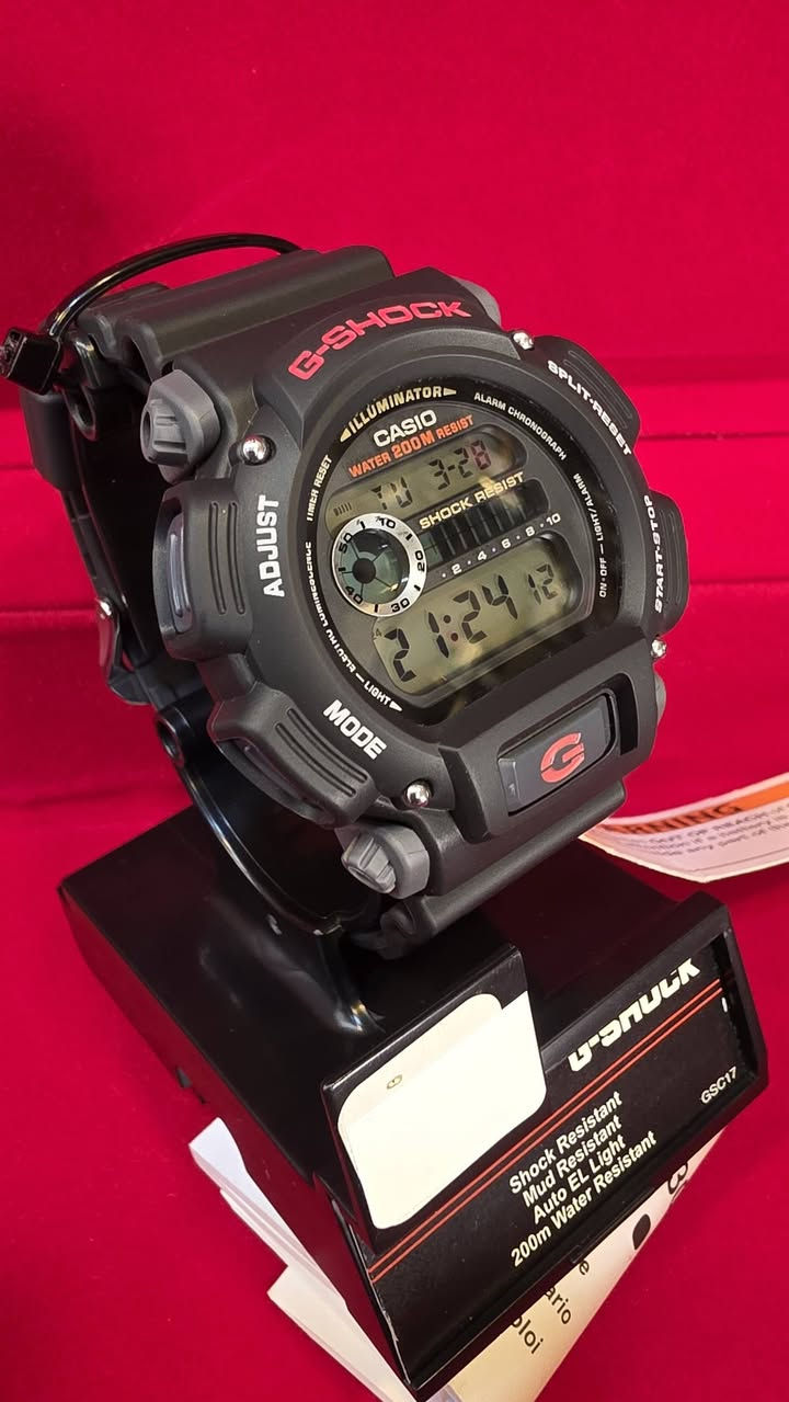 Casio G-Shock DW-9052 ⌚
المواصفات
مقاومة الصدمات (Shock Resistant)
مقاومة الماء حتى 200 متر: مناسبة جداً للسباحة، الغوص
التقويم: تقويم تلقائي كامل (مبرمج حتى عام 2099)
​المحرك (Module 3232/1659): دقة عالية جداً.
​الإضاءة: نظام Electro-luminescent (الشاشة بالكامل تضيء باللون الفسفوري).
​الهيكل: مزيج من الراتنج (Resin) مع براغي خارجية لتعزيز الحماية.
​الوظائف: مؤقت (Timer)، ساعة إيقاف (Stopwatch)، ومنبه (Alarm). جديدة غير مستخدمة مع التاگ والاوراق
السعر 115 الف


**إذا كنت صاحب هذا الإعلان وتريد حذفه لأي سبب، رجاءا أرسل رسالة إلى الدعم الفني**
