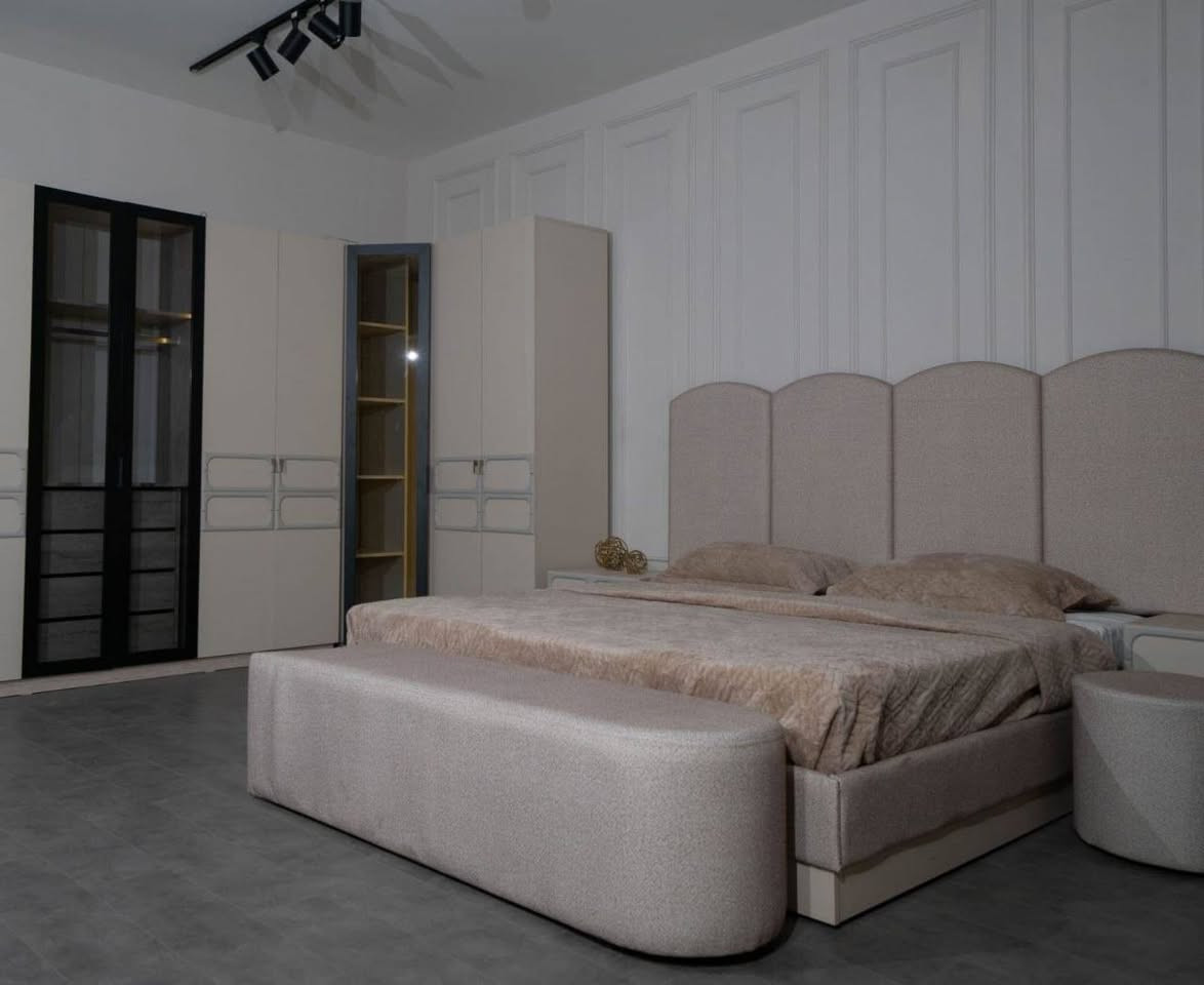 ✨ وصل حديثاً – موديل برنس زاوية ✨
💎 11 قطعة تصميم راقي وفخم
🛋️ شازلونة بتصميم حديث وعصري
💡 إنارة داخل المراية + إنارة كنتور فخمة تعطي لمسة قيافة
🪵 ظهر بلوك قوي وتحمل عالي
🏭 تصنيع أصلي جودة ممتازة
📏 قياسات ضخمة تناسب المساحات الواسعة
✨ تفاصيل فخمة إضافية:
إنارة داخل الكنتور
إنارة بطاولة التواليت
سدة ثلاثية أنيقة
💰 السعر: 2,200,000 دينار
🚚 شامل الشد + النقل
📩 للطلب والاستفسار:
📞 ***********
