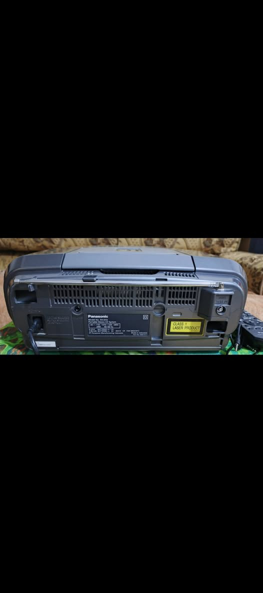السلام عليكم .
جهاز ستيريو باناسونيك حديث بمواصفات وصوت غاية في الروعة ...الجهاز نظافة ممتازة جدا جدا … وياه ريموت اصلي وكيبل الكهرباء…استيراد الكويت وليس اوربي .  المواصفات :
مشغل اقراص CD و MP3 .
مسجل كاسيت بيه خاصية التسجيل الداخلي من الراديو او الاواكس او القرص او الفلاش رام ...
                   تسجيله ممتاز .
راديو باحث AM+ FM  سحب جدا ممتاز مع خزن قنوات مفضلة .
فلاش رام .
اواكس مضخم تكدر تربط النقال او اي جهاز اخر 
مع خاصية ايكولايزر للتحكم بالصوت و بيز التضخيم وتربل تنعيم الصوت مع ستابلايزر مقسم للصوت .
شغل الجهاز جدا ممتاز وصوته عالي و غاية في الوضوح والتجسيم .
السعر  ٦٠ الف نهائي .اخوان رجاءا ..للاستفسار او المراسلة موجود خاص او *********** البصرة 
موجود توصيل شركة .
