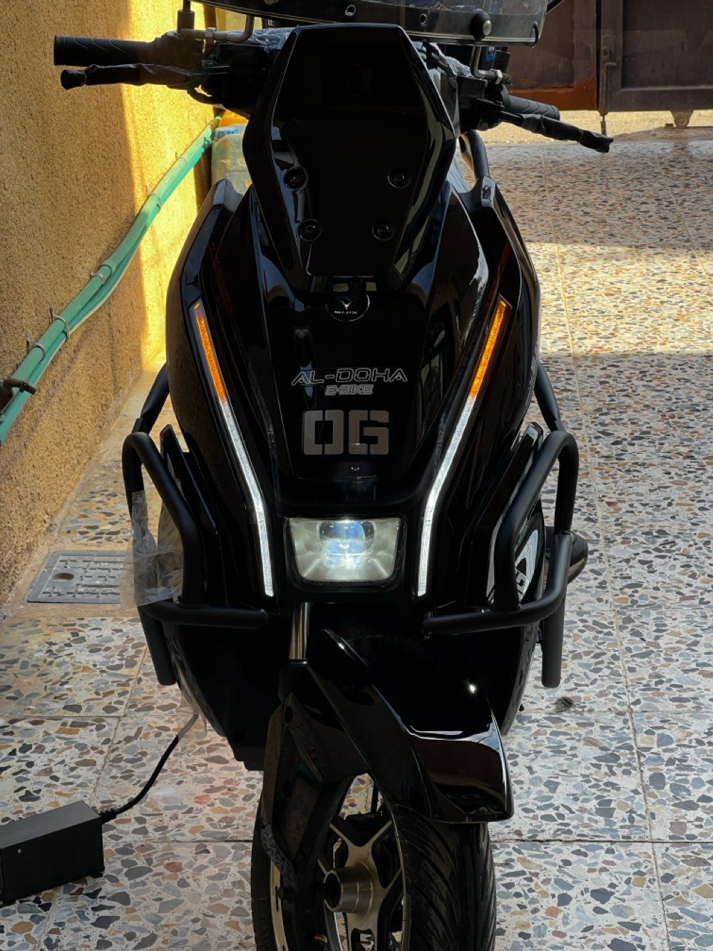  دراجه كهرباء (شحن) 
ملف 3000
بطاريه ليثيوم 
بعدها بالضمان 
الشكل دور جوز تلكه نفسه 
نظافه 
مشتني 70 كيلو و ما طفت و اكثر من مره عن تجربه يعني 
محتاج افلوسها تريد تسأل اي سؤال يخصها اني حاضر تجي تشوف و تتاكد هم و ابحث عن هيج مواصفات و ابحث عن الملف حاطلك صوره للشركه مالته 