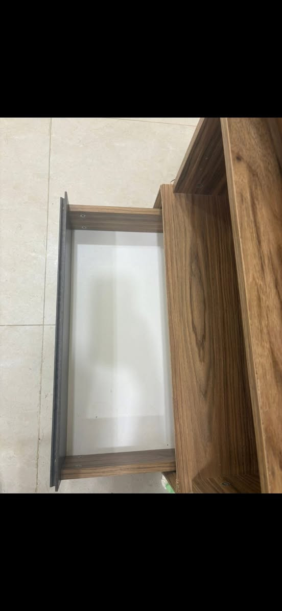 ميزتواليت+كومدي عدد٢ نظيف للبيع السعر١٦٠وبي مجال العنوان الكراده رقم***********
