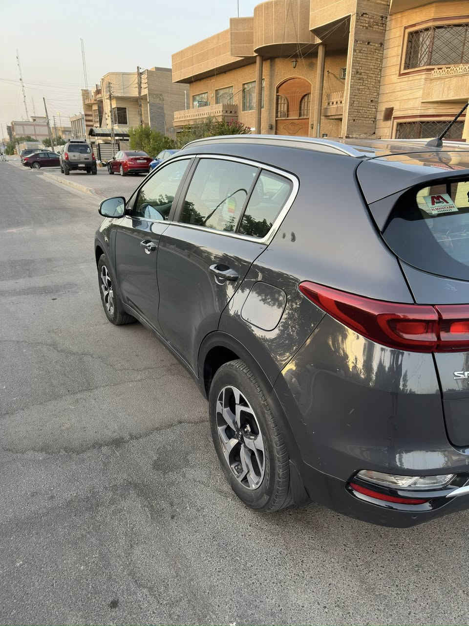 كيا سبورتج ٢٠٢٠ خليجية
ماشية ١٠٦
تبريد قطعتين 
محرك ٢٠٠٠ نضيف ما مفتوح والكير كذلك
السيارة نص مواصفات 
شاشة وكامرة خلفية وحساسات 
ونزول منحدرات 
تحكمات ستيرن 
مثبت سرعة 
السيارة نضيفة وحلوة ولونهة كلش حلو اسمنتي وقليل بل خليجي هذا اللون
السيارة بيهة قطعتين صبغ جاملغ ايمن وبنيد   
رقمهة اربيل وسنوية وهزة جديدة لحد ٢٠٢٨
السعر ١٧٠
العنوان بغداد حي العامل 
الرقم ***********  بي واتساب
