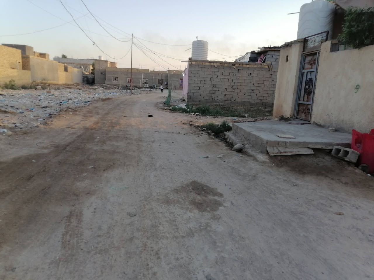 بيت للبيع مساحته ١٤٠ متر في غرفتين وصاله ومطبخ وديون منور حمام داخلي تواليت خارجي بيت مرتب سعره ٦٥ بي مجال غريب ع شارع السايدين رقم الهاتف *********** بي واتساب
