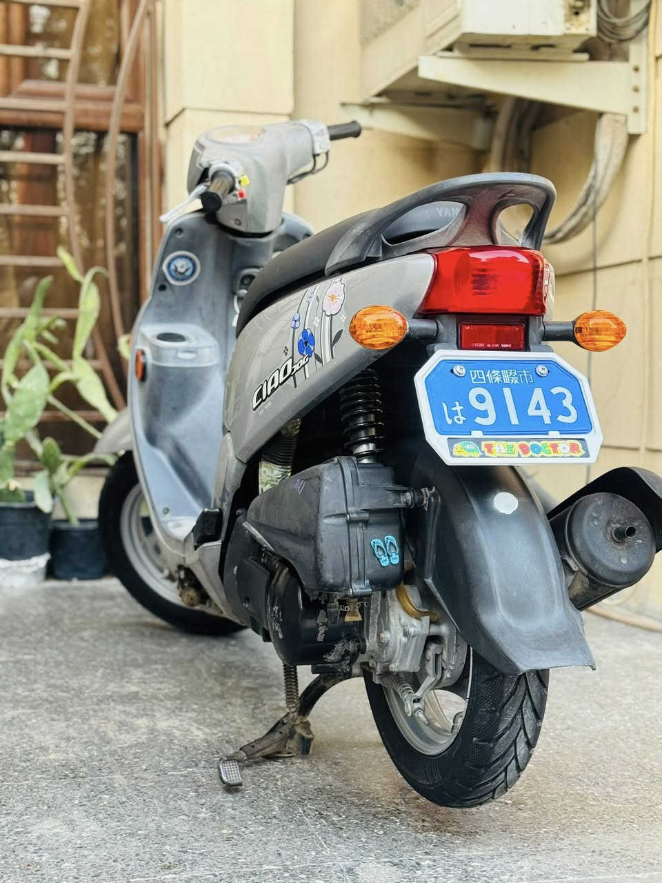 السلام عليكم شباب دراجه فله120 ياباني الدرجه كفاله جديده الون رصاصي او سلفر الدراجه كفاله عامه  اذه مفتوحه مكينه اذه كفر تجاري ترجعلي واني الممنون 
الدراجه ختم واحد كلها دشبول مميز لون وردي بلادي كهربائيات شغاله كله ( قبل فتره نازله من الرمبه ) ابيعلك اصولي من باب البيت 
 العنوان : بغداد حي الأمين الثانيه 
***********
