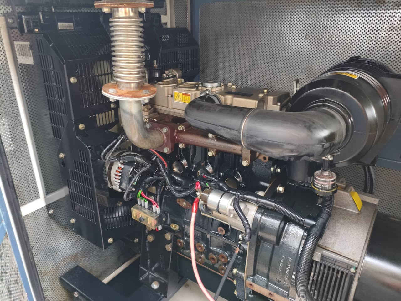 السلام عليكم ورحمه الله
للبيع
مولدة بيركنز إنكليزي بزون
٤سلندر. ٢٠كيفي
مواصفات خاصة 
راديتر كبير مع كاتم سوبر سايلنت 
عدد ساعات التشغيل ٤٩٠٠ساعة
توليد لوري سومير الحديث 
بلادي وضمان ع حمل 
*********** ابو شهم الزبيدي 
بغداد عوريج
