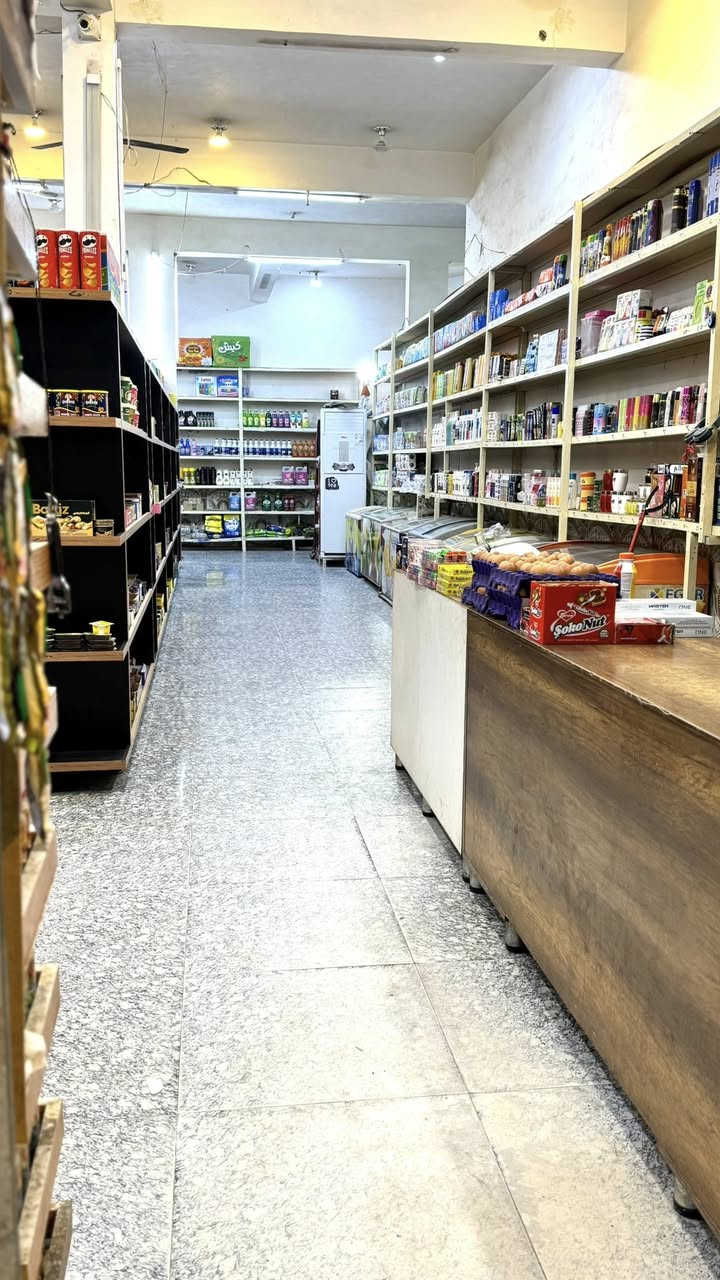 سلام وعليكم سوبر ماركت متكامل للبيع 🛒 
طول 16 متر +مخزن داخلي 
يحتوي عل 
5بردات ابو بابين
9بردات باب واحد حجم كبير 
7مجمدات لحوم + ايسكريم
13عارضه جبس
رفوف BDF تفصال عل طول محل 
سبالت عمودي 4طن عدد2
سبالت تعليك عدد2
جهاز باور باب يطلع ترب 
لافته ضوئيه +قماريه 
مراوح +اضاء كامله لمحل
ميز دخل تفصال BDF
رف كرزات تفصالBDF
ميزان عدد2
قسم كوزمتك متكامل عطور ومنضفات 
ميز عطور  تفصالBDF
منضومه كامرات مراقبه  خزن وصوت+بلازمه
منضومه انتريت 
عوارض بهارات 2 كبار
عارضه جكاير 
عارضه جاوريب 
رف قراطيسه متكامل 
جهاز رصيد إلكتروني 
_____
محل  مفتح ع مدار 24ساعه 
وكامل من غذائيه وحلويات وعصاير وجكاير 
سبب لبيع عدم تفرغ 
((عنوان محل ميسان حي الحسين جديد شارع ابو شاكر )))
للرغب بل شراء ***********نتصال او يتفضل للمحل
