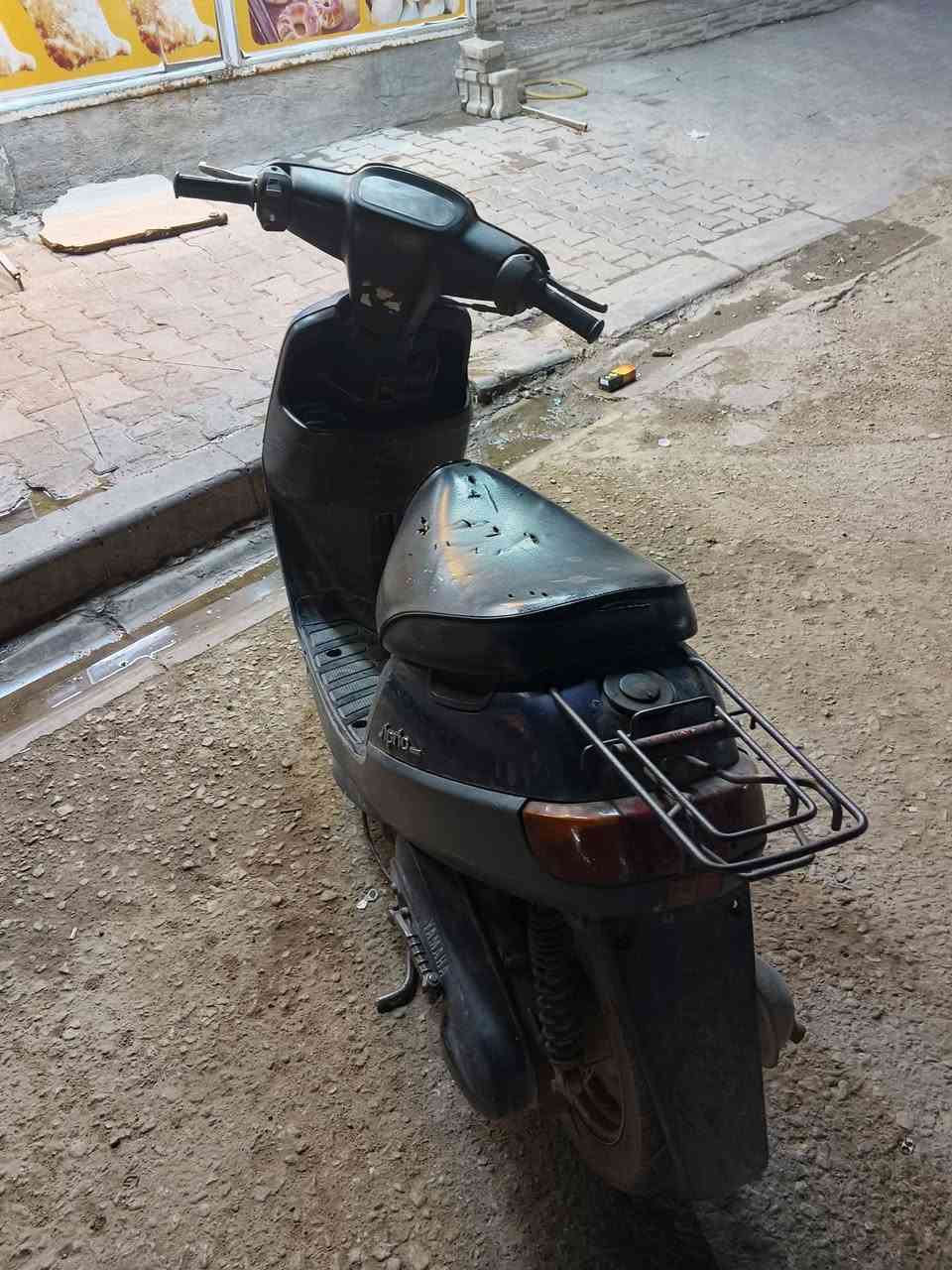 دراجه بطه للبيع 
محرك ما مفتوح 
نكره سلف 
عداد كيلو متر و بانزيل كله شغال كفرات بلاديه 
السعر: 325 وبيها مجال للشراي 
المكان: نجف حي ميسان 
الرقم ***********
