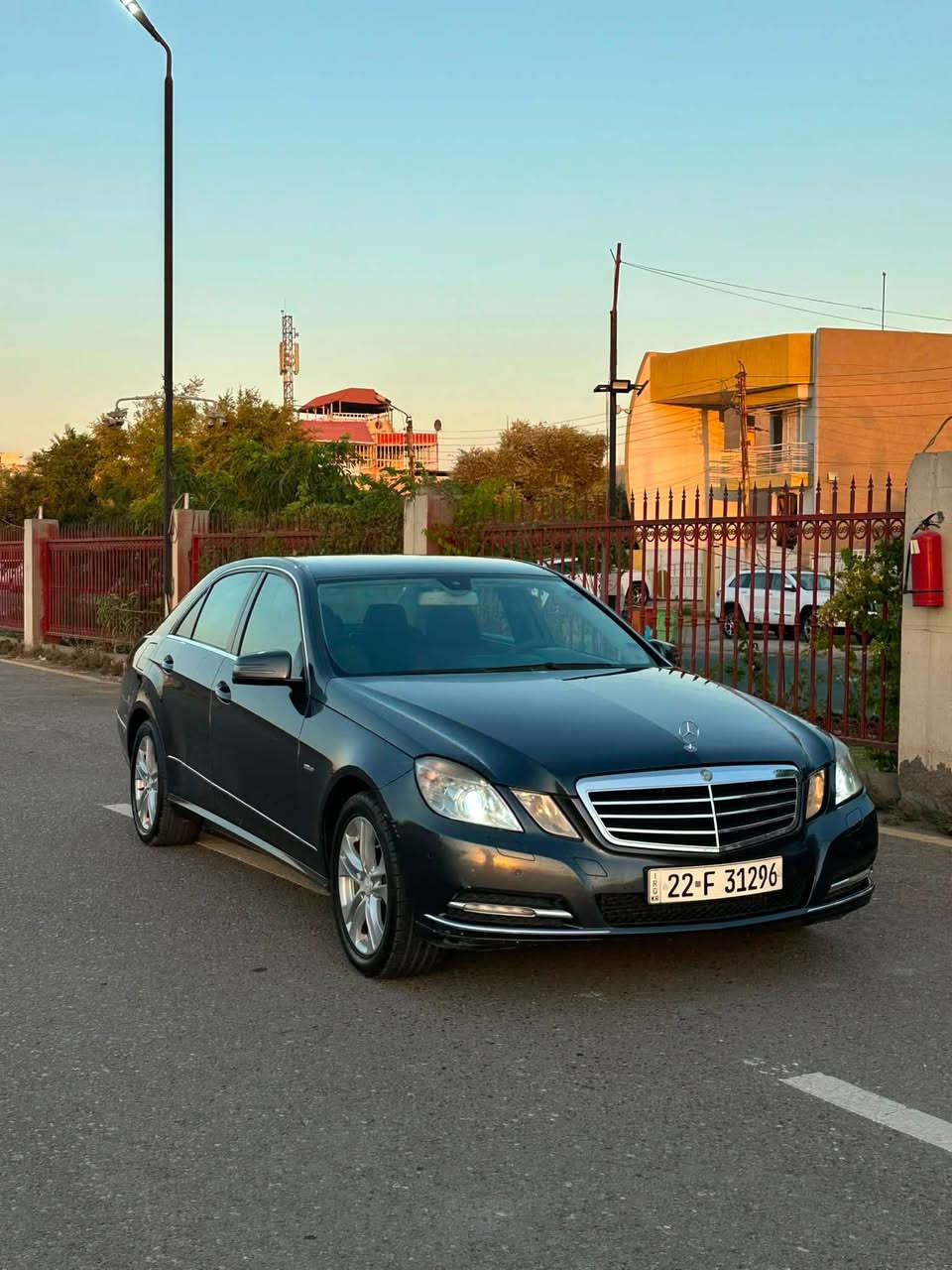 سلام عليكم
للبيع فقط مارسيدس E200 
� الموديل: 2012
🔹 المحرك: 🙂 200 4 سلندر تيربو. 
🔹 الكير: أوتوماتيك
🔹 اللون: رمادي فحمي
🔹 الداخلية: أسود مع ديكورات خشبية أصلية
🔹 الوقود: بنزين
🔹 رقم السياره: أربيل بسمي 

المواصفات:
✅ شاشة أصلية
✅كير تعليك
✅ مقاعد كهرباء 
✅ تبريد وتدفئة للمقاعد الأمامية
✅حساسات أمامية وخلفية
✅ مرايا كهربائية
✅ مثبت سرعة
✅ إنارة LED نهارية
✅ زجاج كهربائي كامل
✅ مفتاح أصلي

حالة السيارة:
✔️ محرك ممتاز وسحب قوي.
✔️ كير ناعم بدون أي مشاكل.
✔️ مكيف ثلج..
✔️ داخلية نظيفة جداً.
✔️ صبغ فقط ربع بنيد بدون دواخل بدون ايرباك

📍 الموقع: (بغداد منصور او حي الجامعه)
💰 السعر: (128 وبيها مجال)
📞 للاستفسار: (***********)

ملاحظة: السيارة تُفحص بأي مكان يختاره المشتري، والله يبارك لصاحب النصيب
