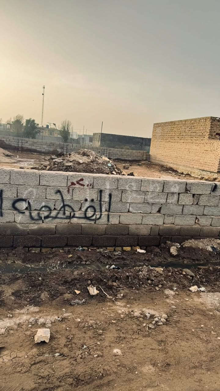 قطعه للبيع 200 متر خدمات متوفره
مقابيل الملعب جديد 
قريبه ع شارع رئيسي 
فرع مجمع  لاسباني 
***********
