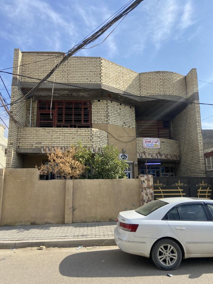 دار للبيع المحمودية حي الجزائر المساحة 150م ركن طابقين قريب على الشارع الرئيسي يتكون من 4 غرف نوم واستقبال وصالة ومطبخ ومجاميع صحية عدد 2 وگراج سيارة بناء حديث 
ملاحظة/ الطابق الثاني غير كامل من الداخل للاستفسار 
*********** واتساب 
***********
