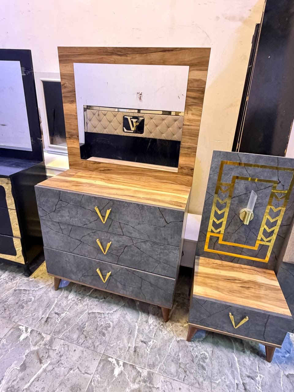 غرفة نوم مستخدمة نضافة 90‎%‎
عدد القطع 5 
نضام بيبان 
كوالتي عالي 
سعرها /500
شد ونقل داخل بغداد مجاني


**إذا كنت صاحب هذا الإعلان وتريد حذفه لأي سبب، رجاءا أرسل رسالة إلى الدعم الفني**