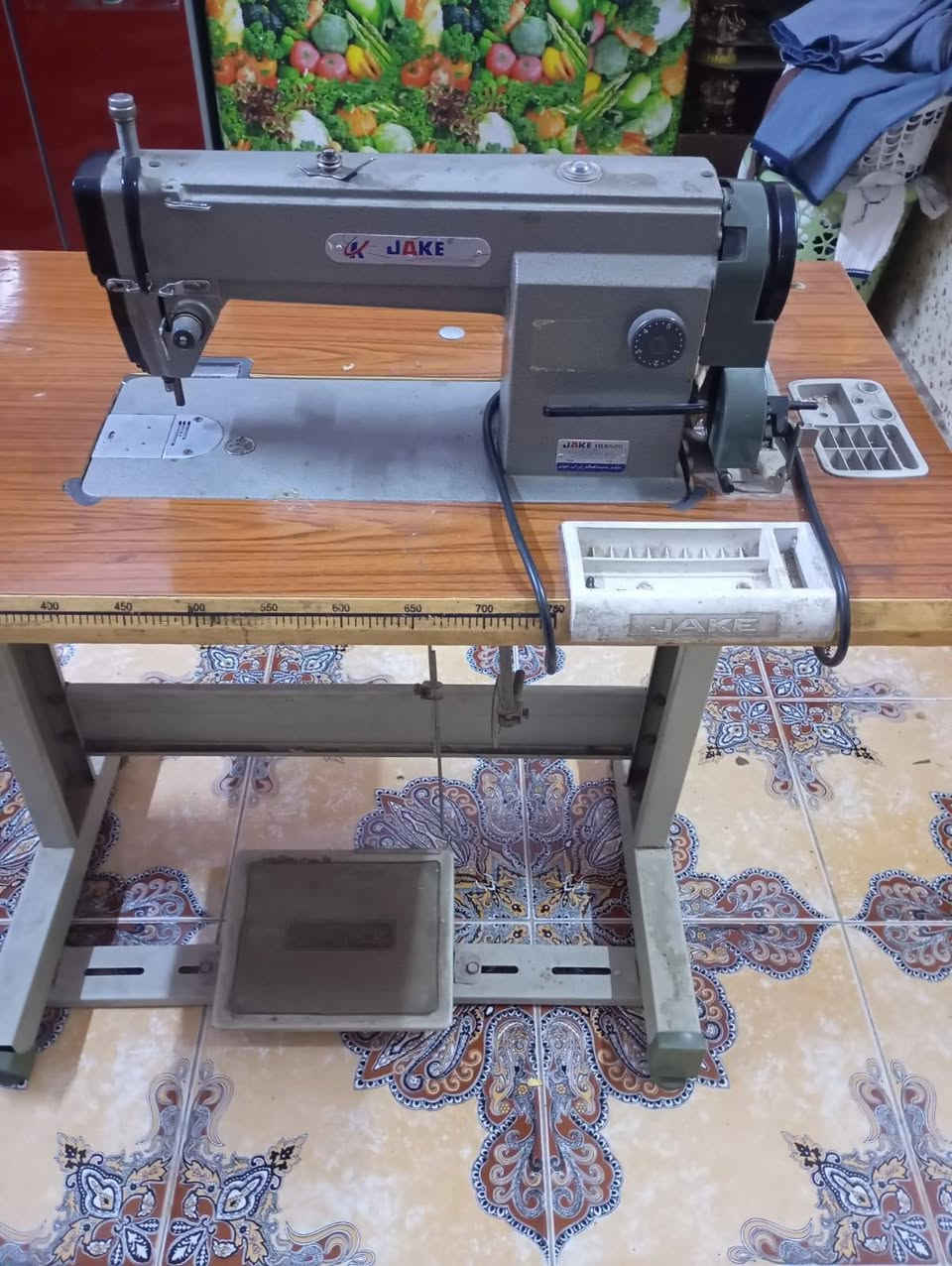 السلام عليكم
غرفة اخشاب ام سته طابقين للبيع 
مكينة خياطة جديدة للبيع 
***********

