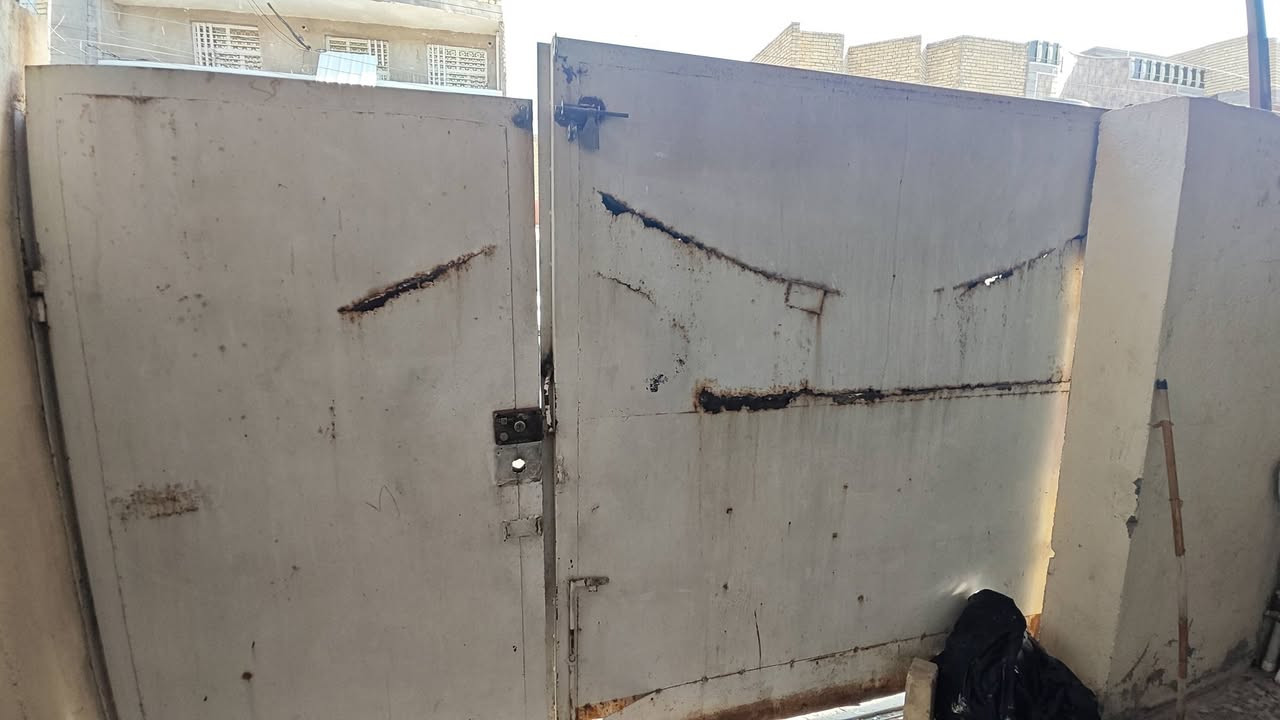 السلام عليكم 
باب خارجي ارتفاع مترين طول ٣ أمتار المكان بغداد/ الرصافة /العبيدي  لايوجد توصيل السعر ١٠٠ الف 

***********

