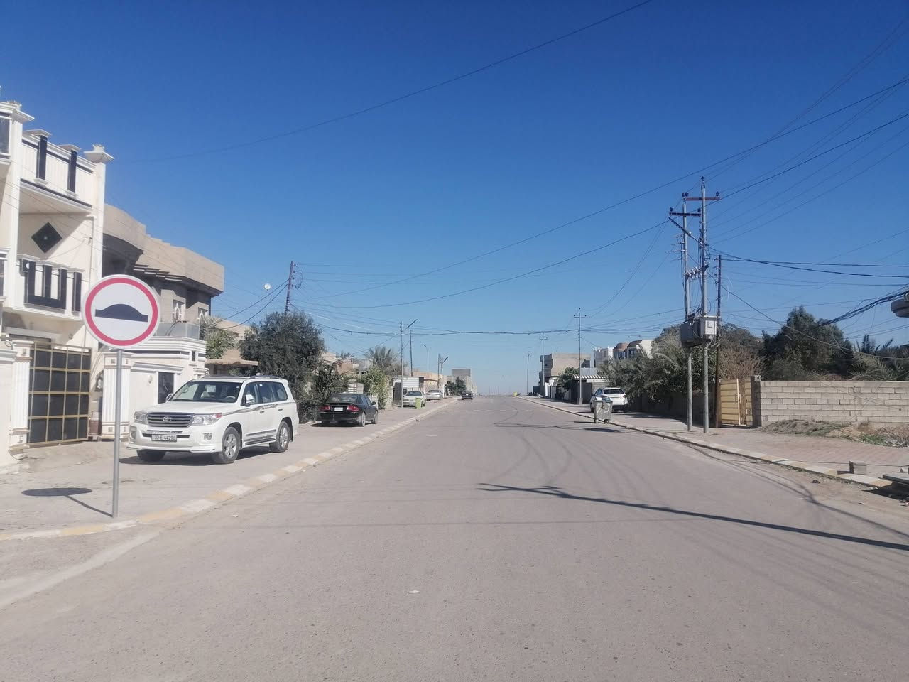 السلام عليكم دار للبيع زراعي  مسجل بلبلديه مساحة ه قطعه 600 متر البناء 200متر يتكون من 3 غرف نوم وحده فوك 2جوه وهول وربعه ومطبخ حار بارد معه مخزن خارجي صحيات خارجيه كامله بيت مسيج كامل على شارع 20 تبليط مباشر بيع مستعجل بس تشيل غراضك بيت حديث المكان العلم الحي العسكري جميع دوائر يمه بالقرب من تربية العلم السعر خاص للاستفسار على الرقم وحياكم الله ***********
