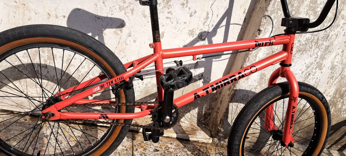 باسيكلات عدد اثنين للبيع سوه الاحمر حجم ٢٠ اخو الجديد استعمال قليل والابيض حجم ٢٦ مستعمل معوز تاير وجوب وتعديل ميزانية الكير ،،سعرهن ١٤٠ قفل قفل ،الحرية الدولعي ،،***********
